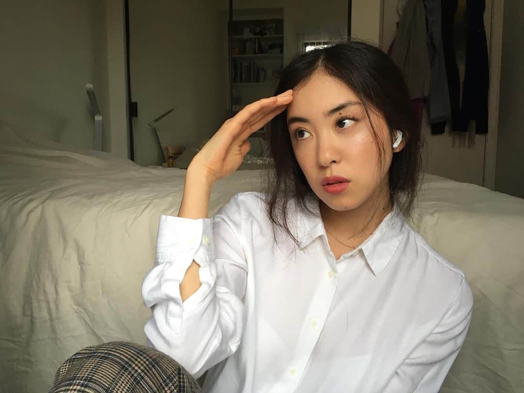 アリサ・カノウのインスタグラム：「hi I’m @home again and playing with makeup 🍎 • • • • • #shouldistartusinghashtags #makeup #nyxcosmetics #nars #anastasiabeverlyhills #urbandecay #clinique #home #airpods #apple #uniqlo #thrifting #hairstyles #photo」