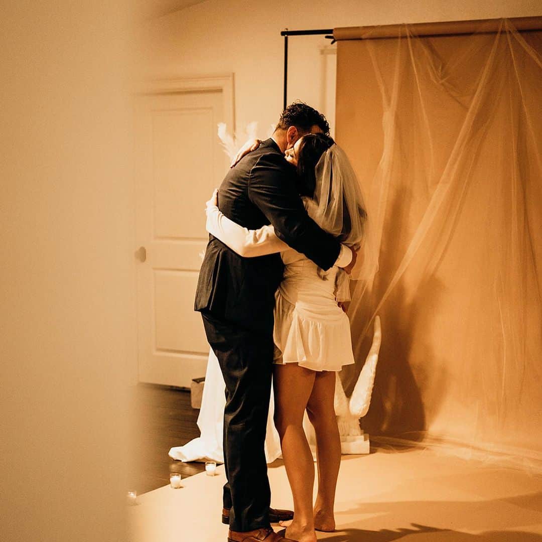 N I C O L E.さんのインスタグラム写真 - (N I C O L E.Instagram)「Perks of getting married in your own home? No shoes. No problem. 🤵🏻‍♂️👰🏻‍♀️  *while we wait for more wedding photos, here’s some from our 11/11 elopement. 💍」1月23日 5時00分 - nicoleguerriero