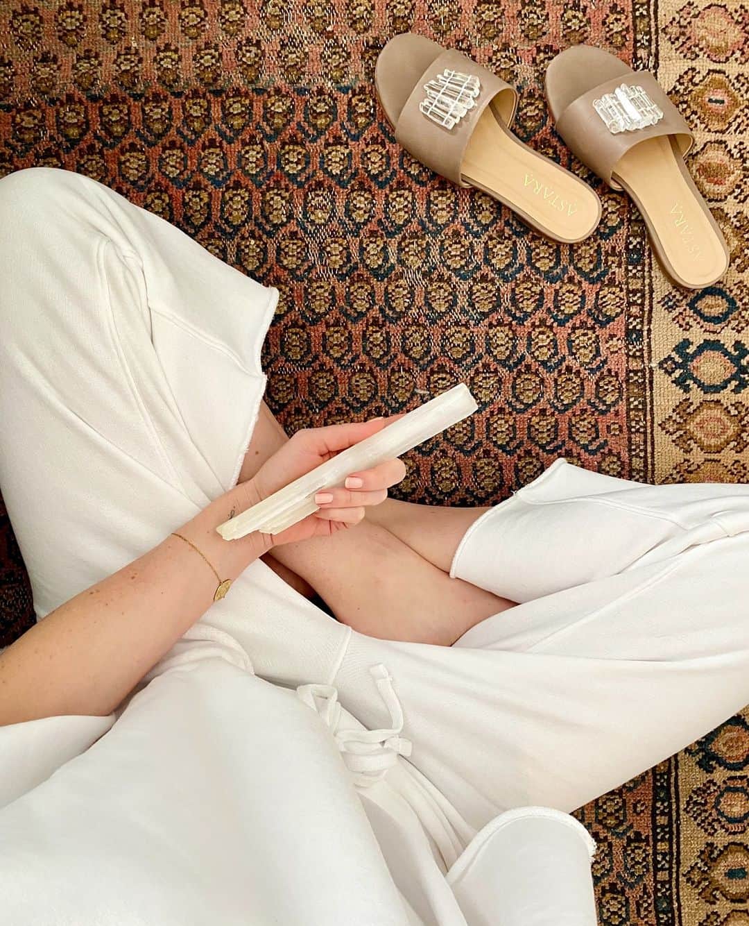 フランク&アイリーンのインスタグラム：「How are you spending time for yourself right now? Our friend @mariahklyons is giving us her tips this week! Stay tuned. #FrankandEileen」