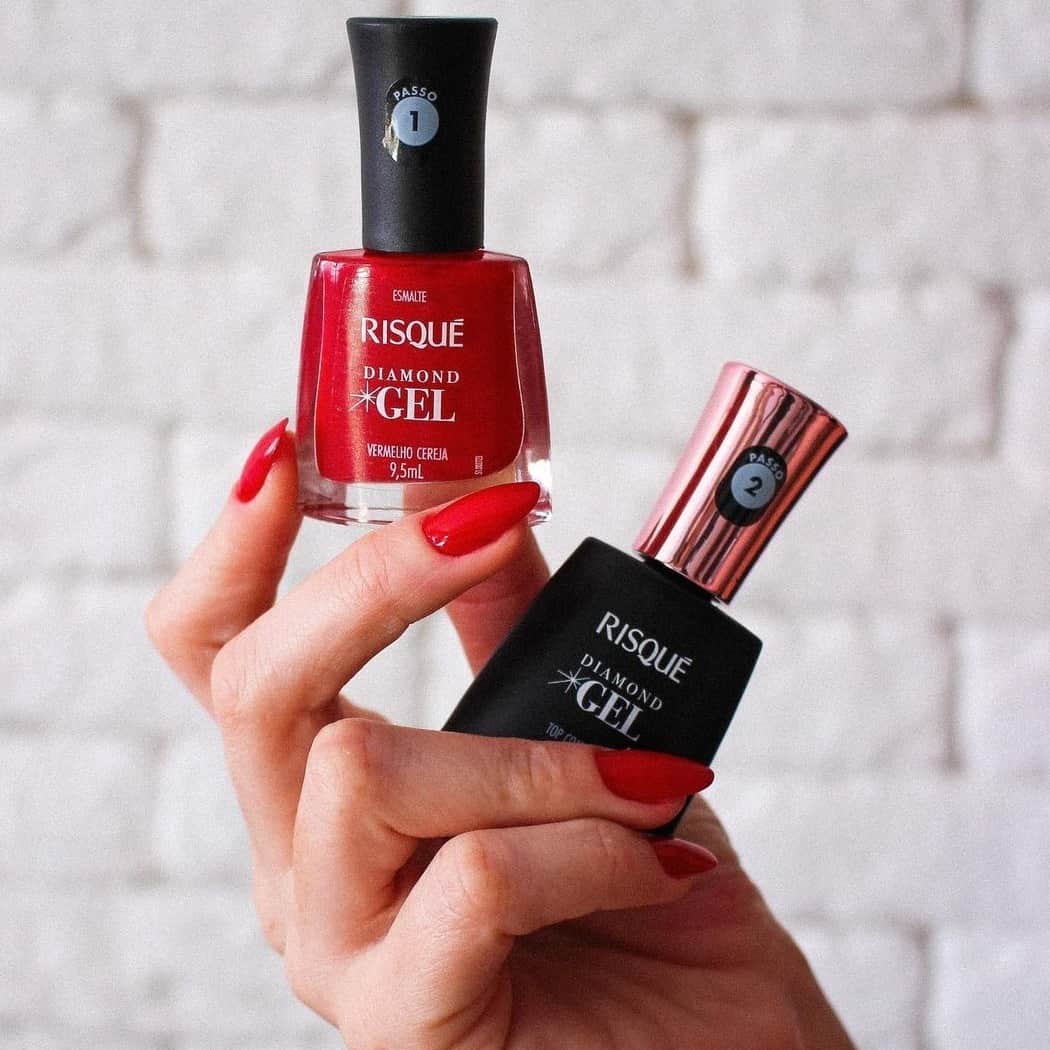 Risqueさんのインスタグラム写真 - (RisqueInstagram)「#Sexta-feira é dia de fazer as unhas! E pra não faltar elegância, que tal um #RisquéDiamondGel? A @exroedoradeunhas sabe bem do que a gente tá falando e apostou no #VermelhoCereja, esse tom de vermelho supersofisticado. O #EfeitoGel ficou por conta dos dois passos básicos da coleção: Esmaltar (passo 1) e finalizar com uma camada fina de Top Coat Fixador (passo 2). Para aparecer por aqui, poste uma foto usando a #RisquéDaSemana 💅 #TáNasNossasMãos #Risqué #Unhas #ViciadaEmVidrinhos #UnhasColoridas #Nails #EsmaltesRisqué」1月23日 5時01分 - risqueoficial