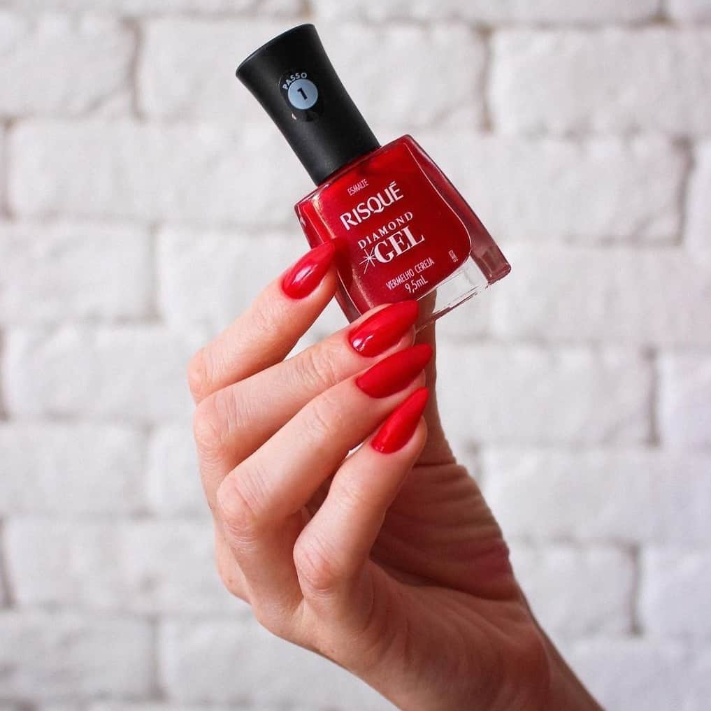 Risqueさんのインスタグラム写真 - (RisqueInstagram)「#Sexta-feira é dia de fazer as unhas! E pra não faltar elegância, que tal um #RisquéDiamondGel? A @exroedoradeunhas sabe bem do que a gente tá falando e apostou no #VermelhoCereja, esse tom de vermelho supersofisticado. O #EfeitoGel ficou por conta dos dois passos básicos da coleção: Esmaltar (passo 1) e finalizar com uma camada fina de Top Coat Fixador (passo 2). Para aparecer por aqui, poste uma foto usando a #RisquéDaSemana 💅 #TáNasNossasMãos #Risqué #Unhas #ViciadaEmVidrinhos #UnhasColoridas #Nails #EsmaltesRisqué」1月23日 5時01分 - risqueoficial