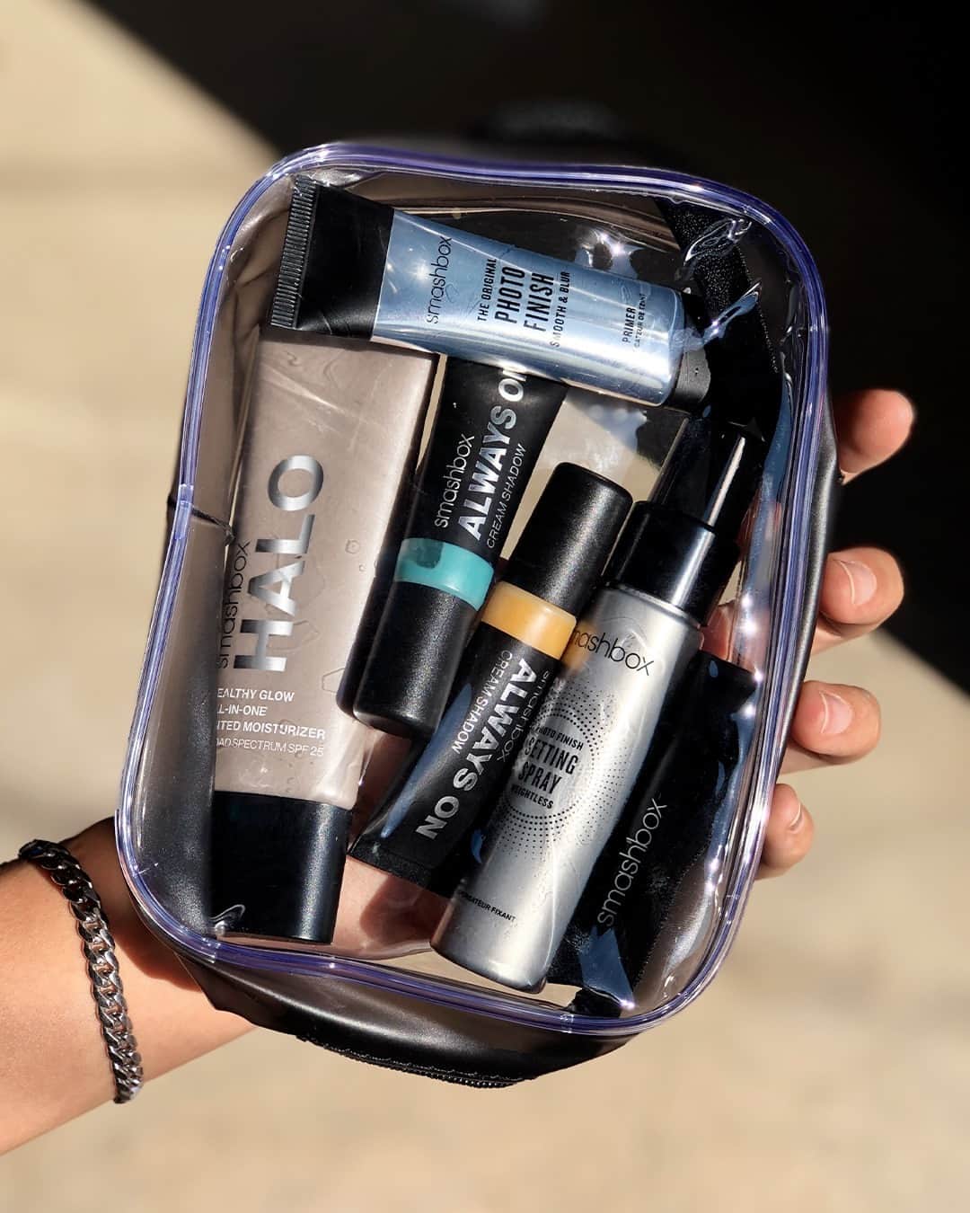 Smashboxのインスタグラム：「The whole squad is here! Full transparency, this is the holy grail of makeup bags. 🔎🔎 Grab all of your favs @sephora ✨」