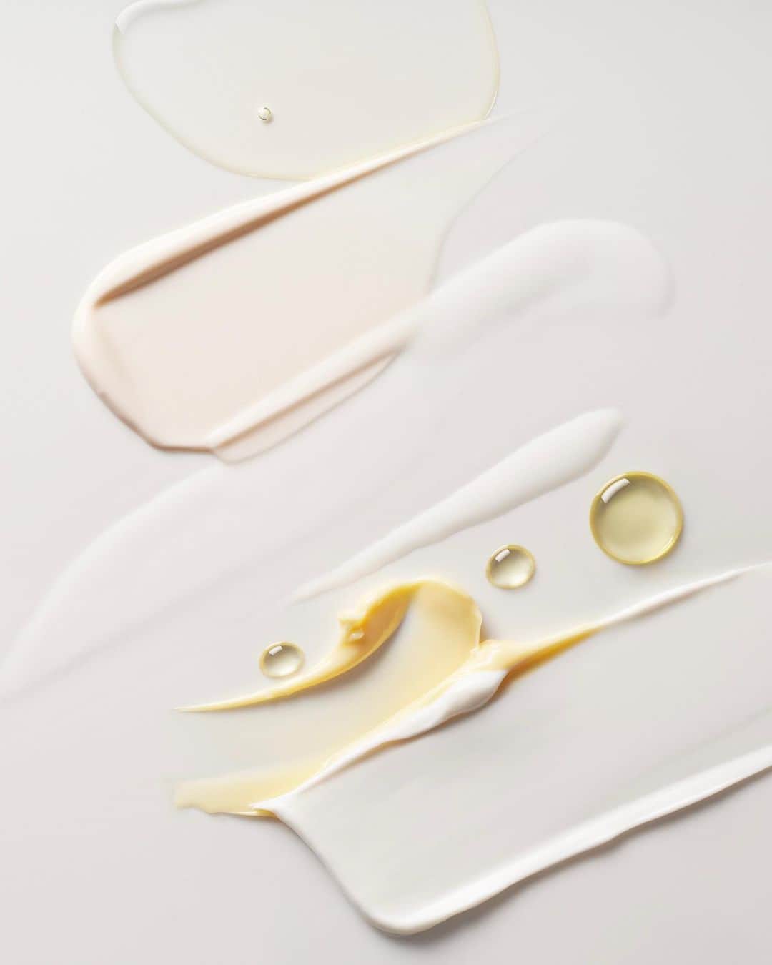 アリス・ガオのインスタグラム：「skincare textures for @bobbibrown  art direction: @kneenah_  styling: @rachelhaasperez」