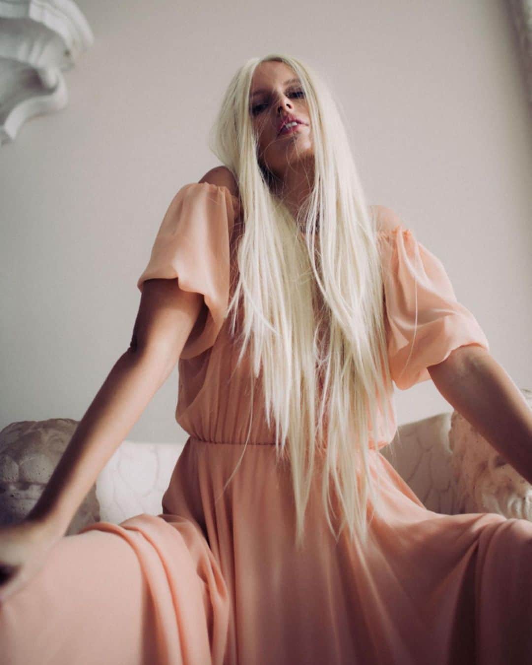 カロリナ・クルコヴァさんのインスタグラム写真 - (カロリナ・クルコヴァInstagram)「Taking a walk on the lighter side... #blonde #icy @gianlucamandelli1 @daniela.gozlan @emmadelreyphotography fun fact: wearing my mother’s vintage dress when her youth:)」1月23日 5時18分 - karolinakurkova