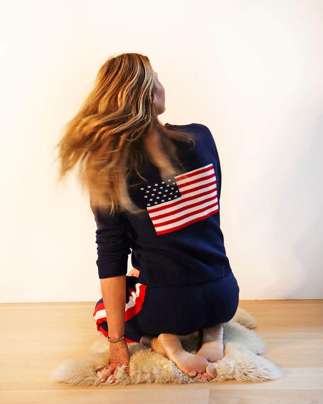 ケリー・キローレン・ベンサイモンさんのインスタグラム写真 - (ケリー・キローレン・ベンサイモンInstagram)「TGIF . . . . . Link in bio to 🛍 sweater @pinkpineappleshop  #americangirl #americanwoman #america #sweaterweather #flag #homesweethome #kkbloves」1月23日 5時32分 - kellybensimon