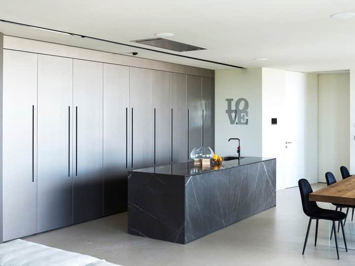 Reiko Lewisさんのインスタグラム写真 - (Reiko LewisInstagram)「Kitchen Trend: Minimalism and Environmental Friendliness The main requirement of the modern style of the kitchen – the design should not be loaded with a lot of furniture and household appliances. A minimum of decor is what you need for kitchen. For a small kitchen, this rule is the most applicable method because the hostess, of course, thinks about how to make the kitchen more spacious and how to save every square foot of space. Decor should be minimal, and creative space planning with eco-materials. Photos: https://www.archiproducts.com/ キッチントレンド：ミニマリズムと環境への配慮 モダンなスタイルのキッチンの主な要件はデザインに多くの家具や家電製品を詰め込まないこと。最小限の装飾があなたが台所に必要なものです。小さなキッチンの場合、このルールが最も適切な方法です。もちろん、ホステスはキッチンをより広く使えるようにすること、そしてスペースの有効利用です。装飾は最小限に抑え、エコマテリアルを使用した創造的な空間計画を立てる必要があります。 #hawaiiinteriordesigner #interiordesignhawaii #kitchentrends #spaciouskitchen #interiordecortrends #interiorlovers #stylishlifestyle #beautifulspace #archilovers #ハワイインテリアデザイン #インテリア好き #素敵な暮らし ＃おしゃれな空間 #キッチンデザイン」1月23日 5時26分 - ventus_design_hawaii