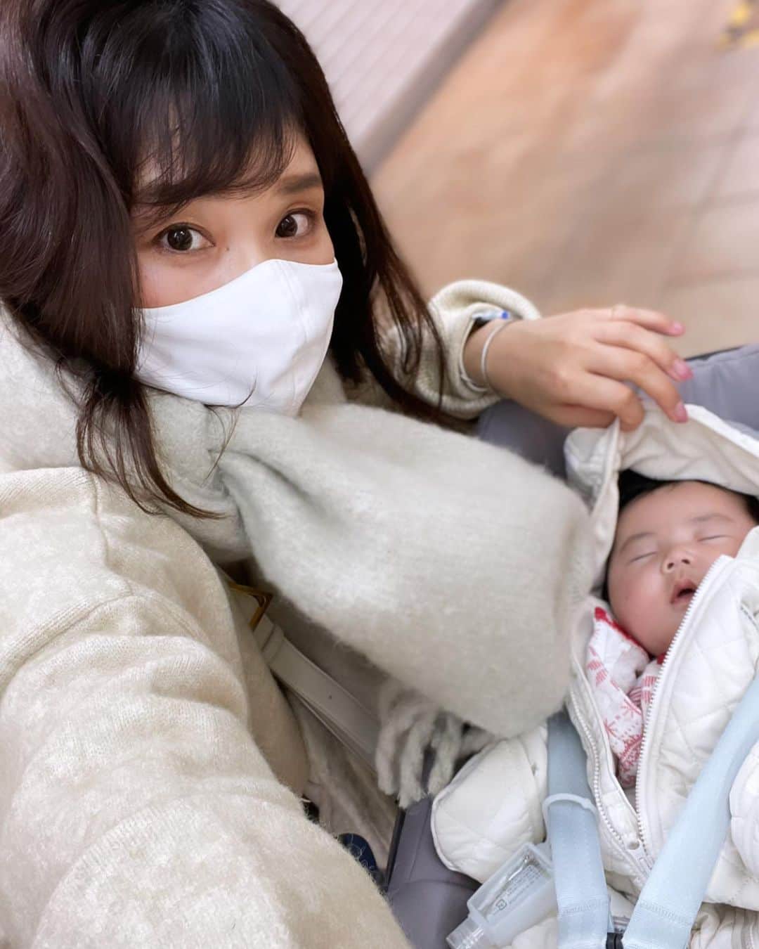 三佐和あやのインスタグラム：「この間ね いいお天気だったから   ぱくちゃんとおでかけしてきたのよ👶 はじめて電車にも乗ったのよ〜  途中出会ったおばさまに あら、かわいいわね〜なんていわれて コロナ禍でひさびさご近所の方とお話しできたわ😅  ちょっとベビーカーの操作慣れてきたかも！  #コロナ対策 #コロナに負けるな #はやくコロナが終息しますように   #マスク女子 #マスク美人 #マスク #マスクメイク #大人女子 #ママ #妊活 #今日の服  #アラフォーママ  #アラサー #アラフォー#大人可愛い #mamagirl #ままのて #子育て」