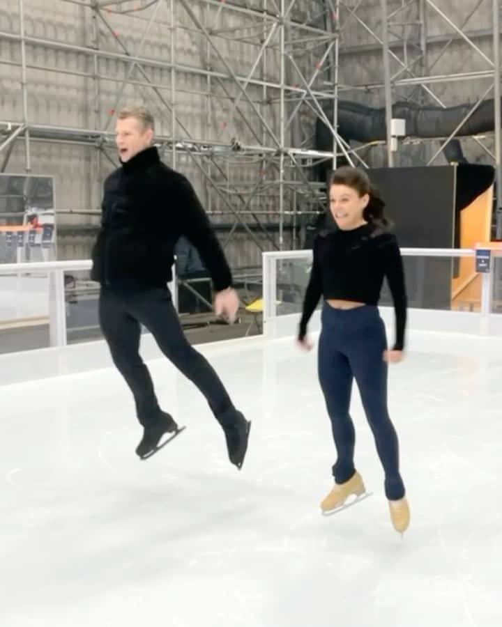 ハミッシュ・ゲイマンのインスタグラム：「Jumping in to the weekend like Tigger! 😅 Just a casual day for #teamfaymish 🤪 This is actually our victory dance when @faye_brookes learns something new or goes a whole session without falling over, just likes tonight’s session 🙌  Also, Winnie the Pooh was my favourite book and cartoon as a kid 🍯 I used to love playing Pooh sticks (well still do 🙈) every time I walked over a river bridge. What was your favourite childhood TV show?  🎶 The Wonderful Thing About Tigger   #dancingonice #celebrationdance #teamcoachhamish」