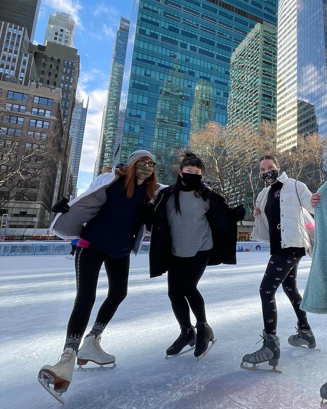 ニコールミラーのインスタグラム：「Nicole Miller team at Bryant Park showing off our cashmere sweaters」
