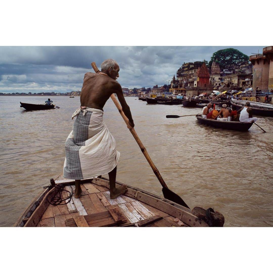 スティーブ・マカリーさんのインスタグラム写真 - (スティーブ・マカリーInstagram)「"Benaras/Varanasi is older than history, older than tradition, older even than legend and looks twice as old as all of them put together."  – Mark Twain  1st image: Aarti ceremony at Assi Ghat, #Varanasi, #India, 2019. 2nd image: An astrologer sits outside his shop, 1996. 3rd image: Varanasi, 1996.  #SteveMcCurry #SteveMcCurryIndia」1月23日 5時40分 - stevemccurryofficial