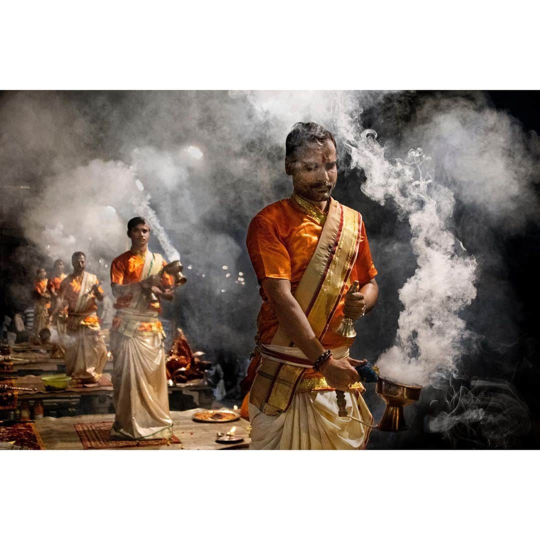 スティーブ・マカリーさんのインスタグラム写真 - (スティーブ・マカリーInstagram)「"Benaras/Varanasi is older than history, older than tradition, older even than legend and looks twice as old as all of them put together."  – Mark Twain  1st image: Aarti ceremony at Assi Ghat, #Varanasi, #India, 2019. 2nd image: An astrologer sits outside his shop, 1996. 3rd image: Varanasi, 1996.  #SteveMcCurry #SteveMcCurryIndia」1月23日 5時40分 - stevemccurryofficial