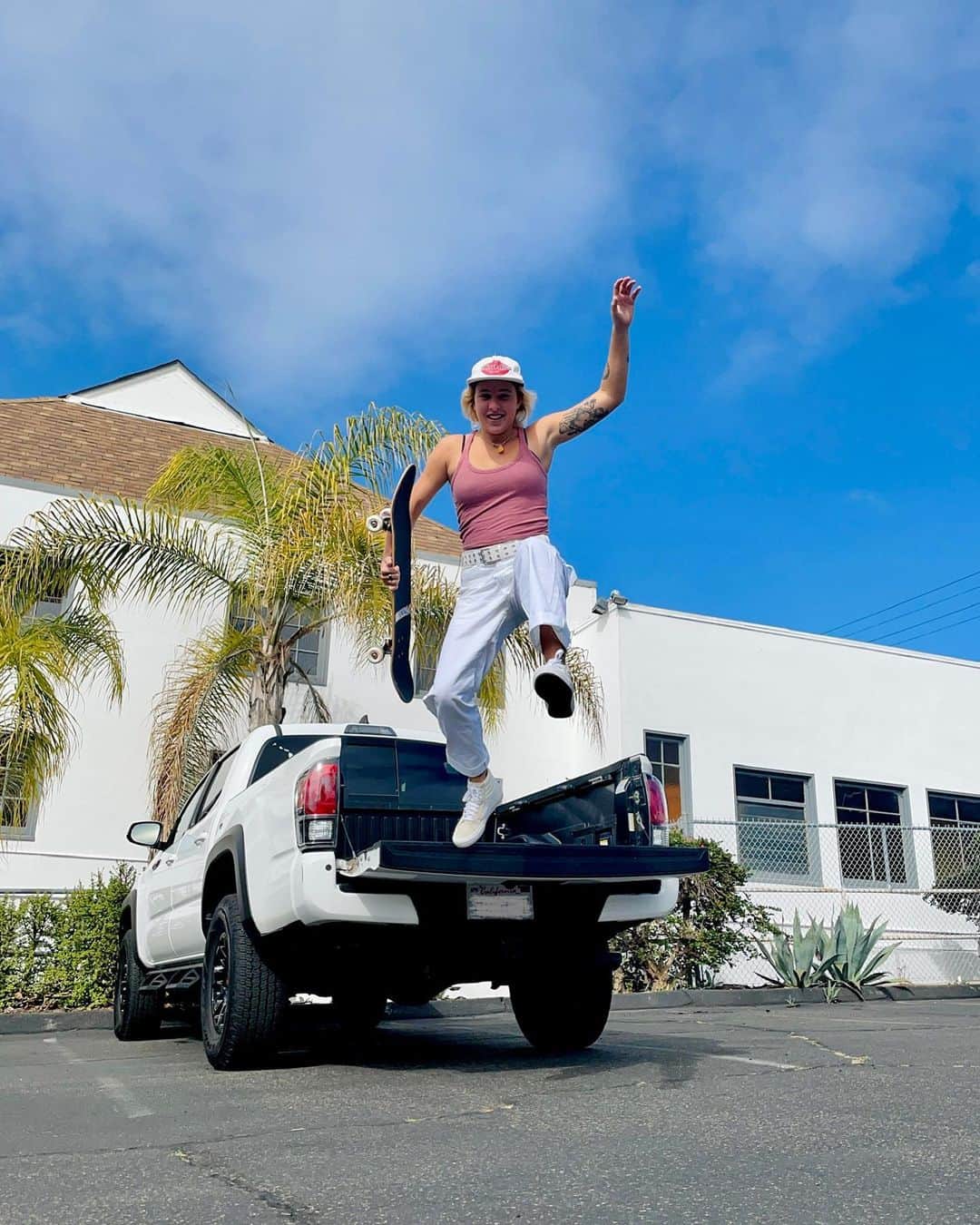 ジョーディン・バラットのインスタグラム：「jumping into the weekend like.. 💥🙋🏼‍♀️💥 #teamtoyota #tacoma」