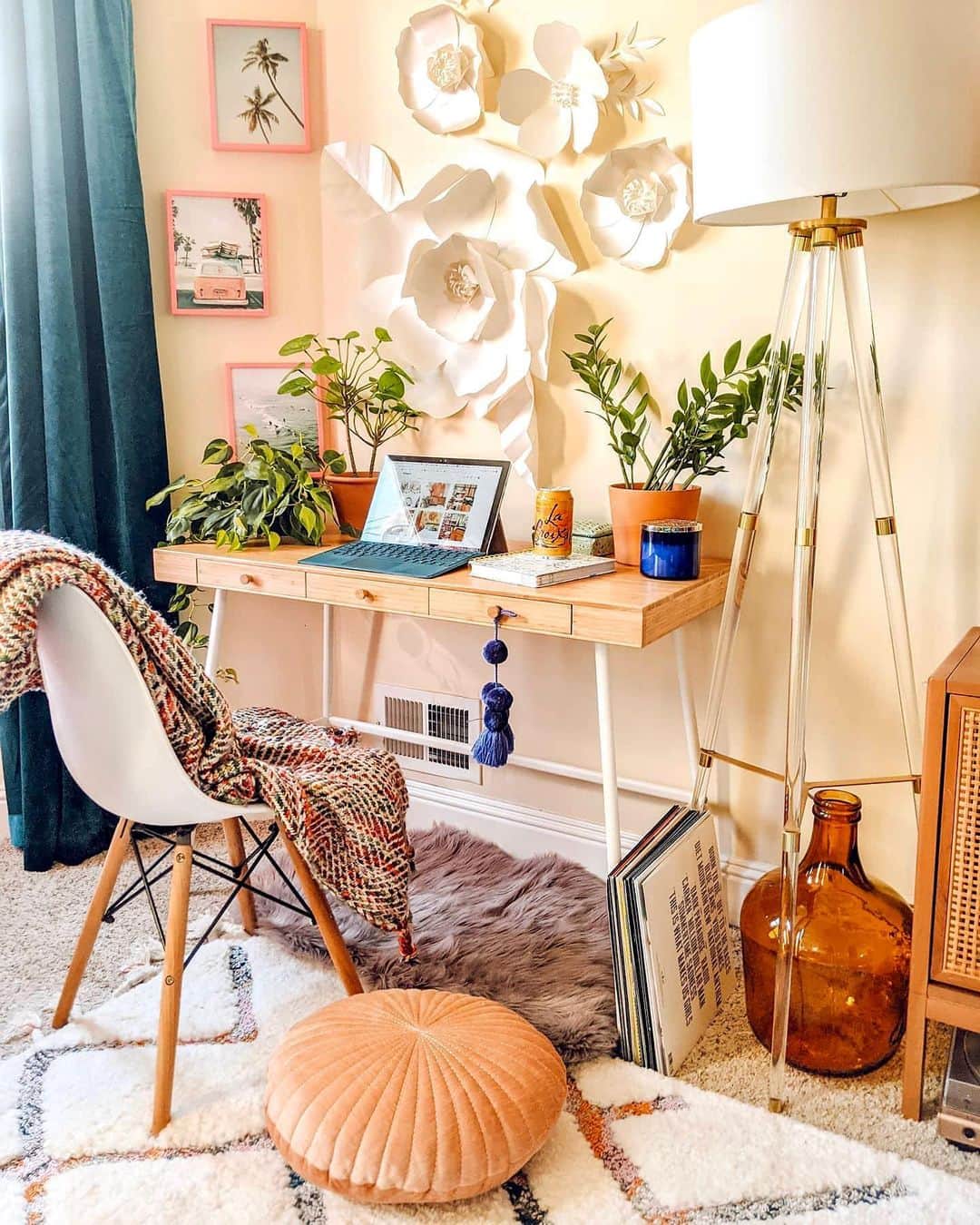 HomeGoodsのインスタグラム：「Small office, bold style 🔵🟠🟢🟡🟣🔴 (📸: @bohofrisco)」