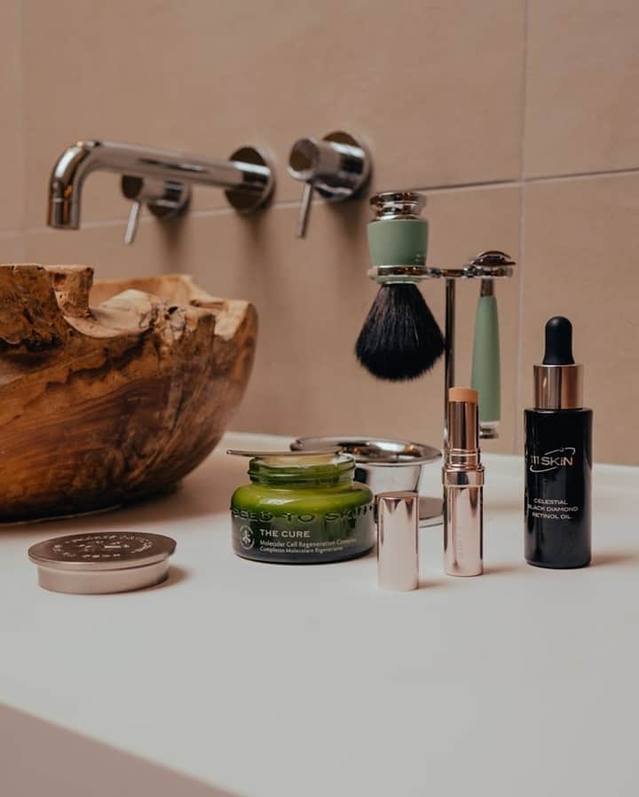 MR PORTERのインスタグラム：「Feel like you’ve aged prematurely over the past year? You’re not the only one. Head to the link in bio to discover how to fix it (or at least look a little less tired) #MRPORTERatHome  Shop the story: Seed to Skin - The Radiance Microdermabrasion Glow Treatment, 50ml, La Mer - The Concealer - Medium, 4.2g, Mühle - Mint Resin Four-Piece Safety Shaving Set」