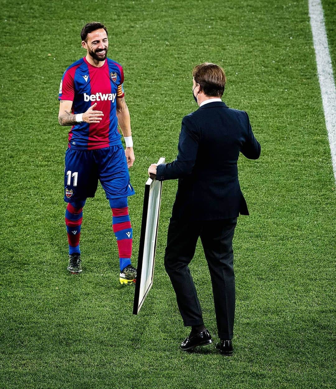 レバンテUDさんのインスタグラム写真 - (レバンテUDInstagram)「2️⃣0️⃣0️⃣ en @LaLiga con el #LevanteUD 🔵🔴 #Leyenda   👨‍✈️ @morales19jose  #OrgullGranota 🐸」1月23日 5時52分 - levanteud