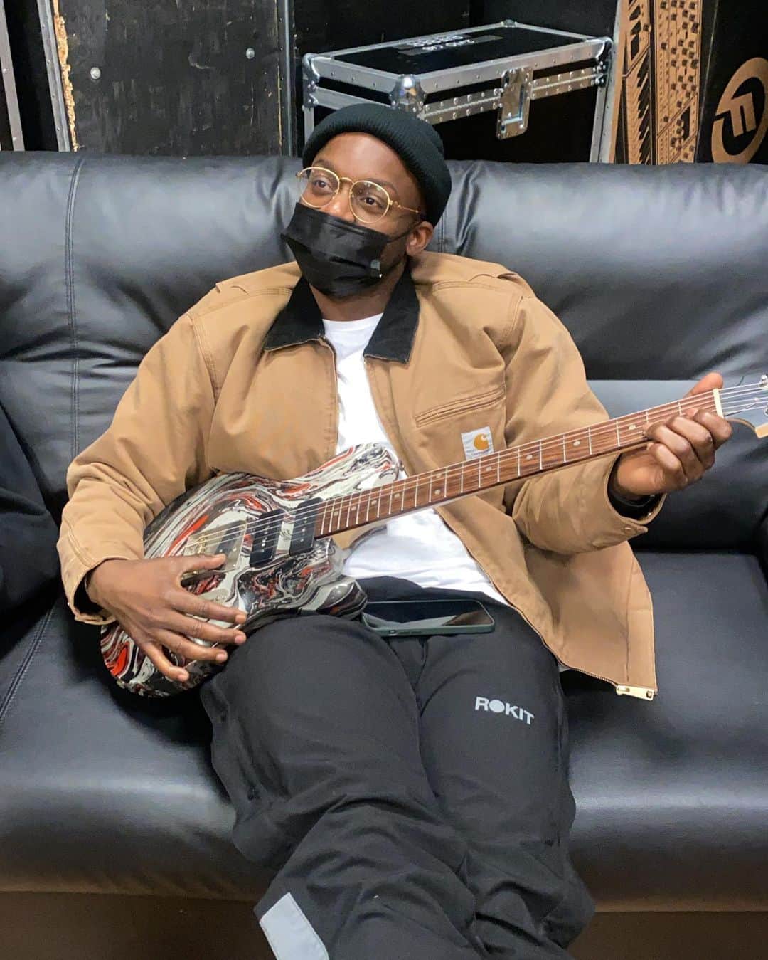 テイラー・ジェームスのインスタグラム：「Yoo @julesthewulf how do you play this? 😂」