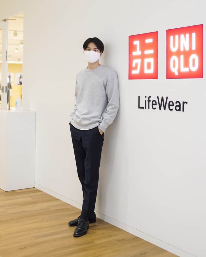 のインスタグラム：「【狙い目は大人の黒！ 「ユニクロ ユー」春の新作を誰よりも早く着てみたら…［前編］】  1月22日から発売となった期待の「ユニクロ ユー」2021年春夏コレクションを、プレスルームにて最速試着。「黒が多くて大人向け」「小物の完成度も高い」「デニムはマストバイ」「ウィメンズも狙い目？」など、前評判の高い“大人のユニクロ”を細かくチェック。  詳しくはWEBUOMOで！  #uomo #uomo_magazine #webuomo #uniqlo #uniqloU #ユニクロユー #fashion #mensfashion #mensstyle」