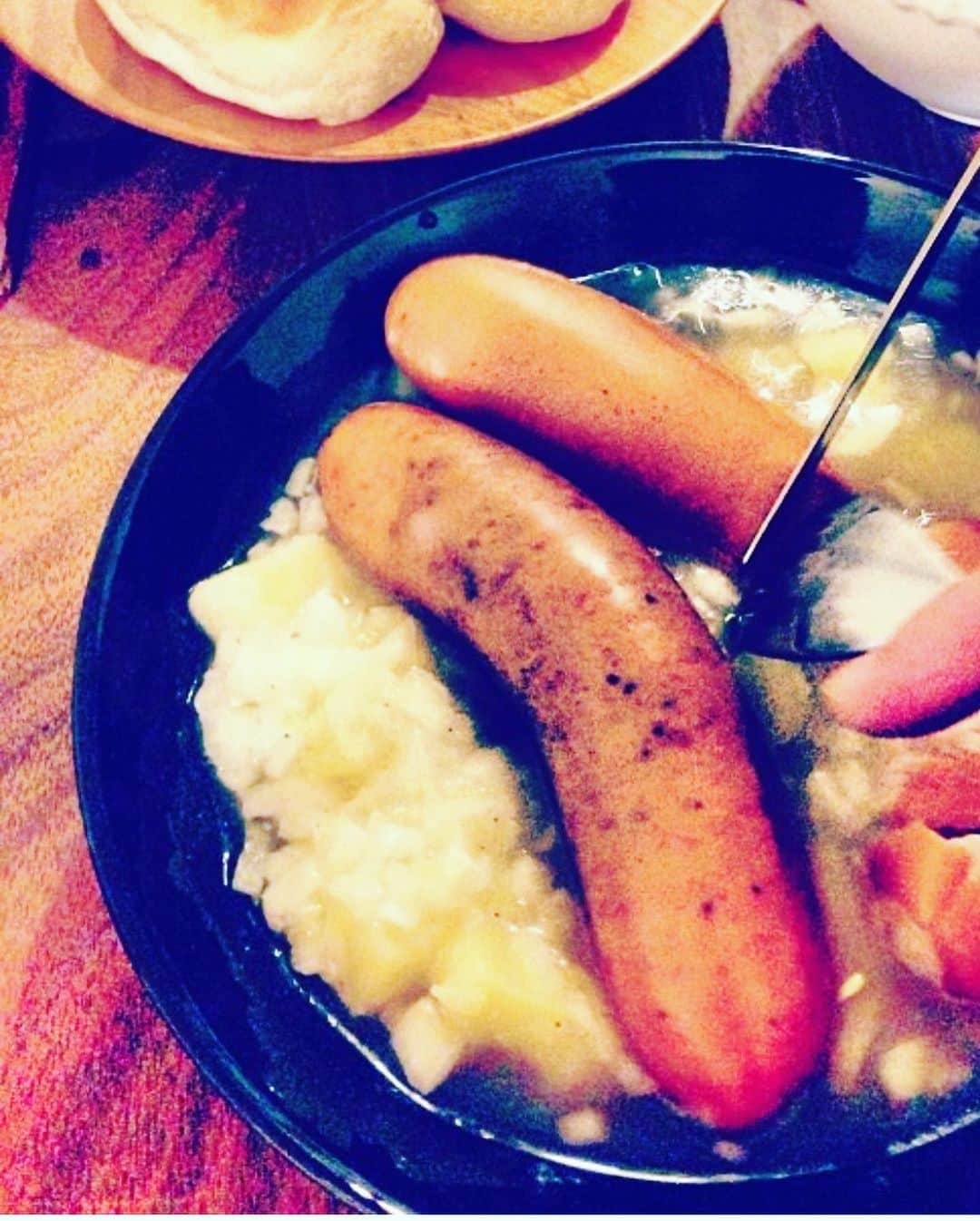 萩野志保子さんのインスタグラム写真 - (萩野志保子Instagram)「かあさんの、ハンガリー風〇〇🇭🇺🍽 を久しぶりに。 数年まえ「かあさんの、アレが食べたいなあ」とおっとが言い。 わたしも食べてみたくなって、おかあさんに教えていただいたレシピ。 当時、ハンガリー風の〇〇と訊いた気がするのに🇭🇺 手書きのレシピノートを見たら(写真3枚目)、タイトルは「かあさんの」😂📔  当時も驚いて、今回も久しぶりに作るのに思い出してまた驚いたのが、(←すぐ何でも忘れる😂) 玉ねぎを生のまま使うこと！ これがしゃくしゃくと歯応えになって美味しいのです🙌 茹でたじゃが芋と生の玉ねぎをフレンチドレッシングで和えて、別に作ったコンソメスープをかけます。 長時間煮込む必要もないので 帰宅してからでも間に合うところも👍 異国情緒で食卓がいつもとちょっと違う趣きに♪ コツは、自分が美味しいと思うソーセージを使うこと、ですって😆  数年まえの料理記録を見返したら(最後の写真)同じ器を使っていた！ #ハンガリー 風の #お料理 #ソーセージ #インカのめざめ  #玉ねぎ #きょうの食卓帖   #jyummy #foodstagram #food #foods  #dinner #homemade #homecooking #hungary #hungarianfood  #hungry  #テレビ朝日 #アナウンサー #萩野志保子」1月23日 5時55分 - shihoko_hagino