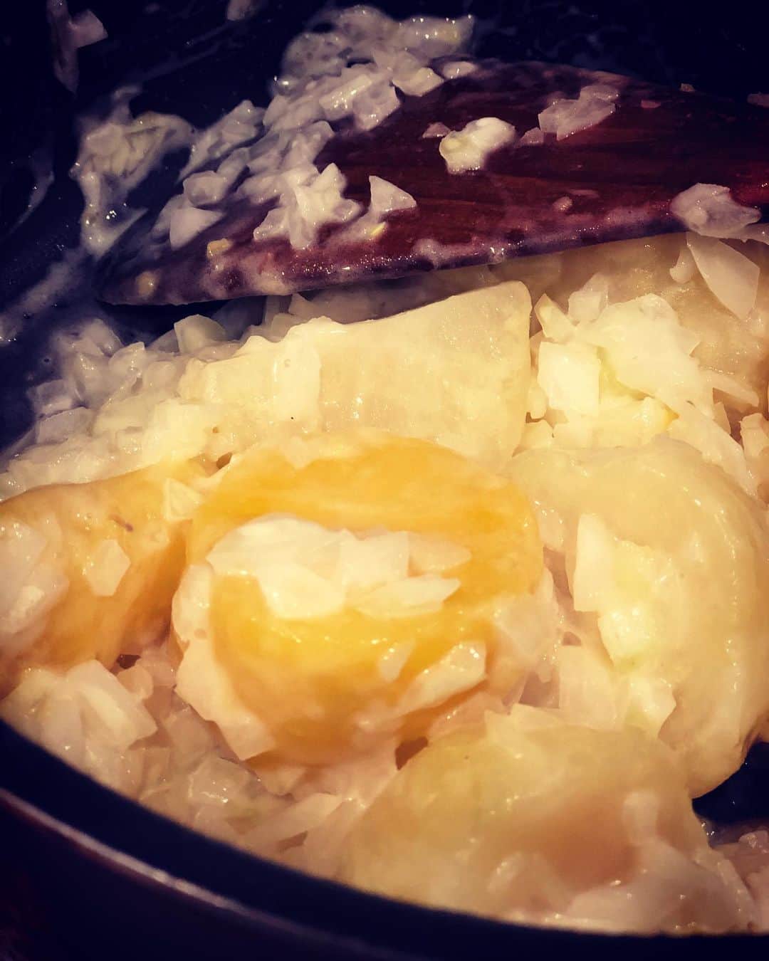 萩野志保子さんのインスタグラム写真 - (萩野志保子Instagram)「かあさんの、ハンガリー風〇〇🇭🇺🍽 を久しぶりに。 数年まえ「かあさんの、アレが食べたいなあ」とおっとが言い。 わたしも食べてみたくなって、おかあさんに教えていただいたレシピ。 当時、ハンガリー風の〇〇と訊いた気がするのに🇭🇺 手書きのレシピノートを見たら(写真3枚目)、タイトルは「かあさんの」😂📔  当時も驚いて、今回も久しぶりに作るのに思い出してまた驚いたのが、(←すぐ何でも忘れる😂) 玉ねぎを生のまま使うこと！ これがしゃくしゃくと歯応えになって美味しいのです🙌 茹でたじゃが芋と生の玉ねぎをフレンチドレッシングで和えて、別に作ったコンソメスープをかけます。 長時間煮込む必要もないので 帰宅してからでも間に合うところも👍 異国情緒で食卓がいつもとちょっと違う趣きに♪ コツは、自分が美味しいと思うソーセージを使うこと、ですって😆  数年まえの料理記録を見返したら(最後の写真)同じ器を使っていた！ #ハンガリー 風の #お料理 #ソーセージ #インカのめざめ  #玉ねぎ #きょうの食卓帖   #jyummy #foodstagram #food #foods  #dinner #homemade #homecooking #hungary #hungarianfood  #hungry  #テレビ朝日 #アナウンサー #萩野志保子」1月23日 5時55分 - shihoko_hagino