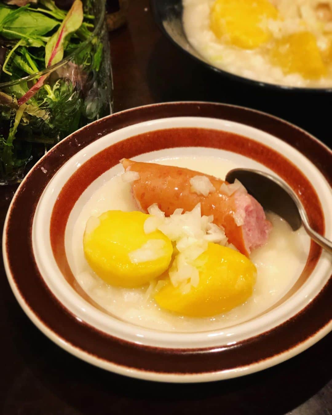 萩野志保子さんのインスタグラム写真 - (萩野志保子Instagram)「かあさんの、ハンガリー風〇〇🇭🇺🍽 を久しぶりに。 数年まえ「かあさんの、アレが食べたいなあ」とおっとが言い。 わたしも食べてみたくなって、おかあさんに教えていただいたレシピ。 当時、ハンガリー風の〇〇と訊いた気がするのに🇭🇺 手書きのレシピノートを見たら(写真3枚目)、タイトルは「かあさんの」😂📔  当時も驚いて、今回も久しぶりに作るのに思い出してまた驚いたのが、(←すぐ何でも忘れる😂) 玉ねぎを生のまま使うこと！ これがしゃくしゃくと歯応えになって美味しいのです🙌 茹でたじゃが芋と生の玉ねぎをフレンチドレッシングで和えて、別に作ったコンソメスープをかけます。 長時間煮込む必要もないので 帰宅してからでも間に合うところも👍 異国情緒で食卓がいつもとちょっと違う趣きに♪ コツは、自分が美味しいと思うソーセージを使うこと、ですって😆  数年まえの料理記録を見返したら(最後の写真)同じ器を使っていた！ #ハンガリー 風の #お料理 #ソーセージ #インカのめざめ  #玉ねぎ #きょうの食卓帖   #jyummy #foodstagram #food #foods  #dinner #homemade #homecooking #hungary #hungarianfood  #hungry  #テレビ朝日 #アナウンサー #萩野志保子」1月23日 5時55分 - shihoko_hagino