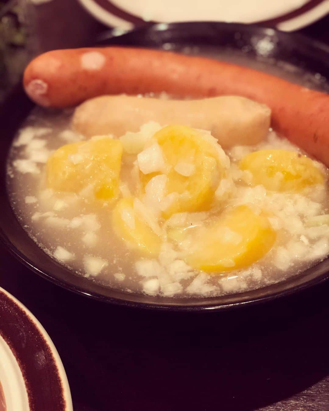 のインスタグラム：「かあさんの、ハンガリー風〇〇🇭🇺🍽 を久しぶりに。 数年まえ「かあさんの、アレが食べたいなあ」とおっとが言い。 わたしも食べてみたくなって、おかあさんに教えていただいたレシピ。 当時、ハンガリー風の〇〇と訊いた気がするのに🇭🇺 手書きのレシピノートを見たら(写真3枚目)、タイトルは「かあさんの」😂📔  当時も驚いて、今回も久しぶりに作るのに思い出してまた驚いたのが、(←すぐ何でも忘れる😂) 玉ねぎを生のまま使うこと！ これがしゃくしゃくと歯応えになって美味しいのです🙌 茹でたじゃが芋と生の玉ねぎをフレンチドレッシングで和えて、別に作ったコンソメスープをかけます。 長時間煮込む必要もないので 帰宅してからでも間に合うところも👍 異国情緒で食卓がいつもとちょっと違う趣きに♪ コツは、自分が美味しいと思うソーセージを使うこと、ですって😆  数年まえの料理記録を見返したら(最後の写真)同じ器を使っていた！ #ハンガリー 風の #お料理 #ソーセージ #インカのめざめ  #玉ねぎ #きょうの食卓帖   #jyummy #foodstagram #food #foods  #dinner #homemade #homecooking #hungary #hungarianfood  #hungry  #テレビ朝日 #アナウンサー #萩野志保子」