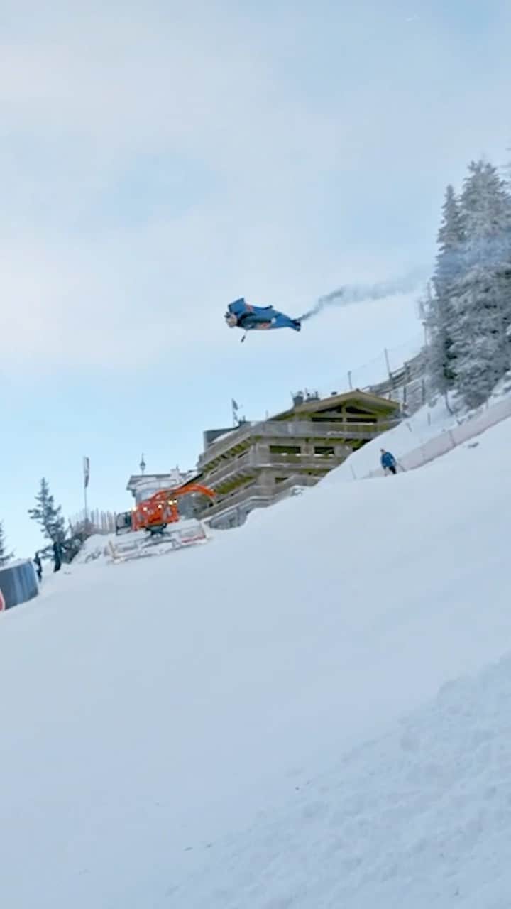 レッドブルのインスタグラム：「that's one way of catching a glimpse of the world's most infamous downhill ski run, Kitzbühel's legendary Streif 👀  the 81st Hahnenkamm Races are coming up and as the world's best skiers prepare, the @redbullskydiveteam are here to take you on a bird's eye tour of the *baddest* downhill course there is 🚀   #redbull #givesyouwiiings #HahnenkammRaces #Streif #Kitzbühel #skiing #ski」