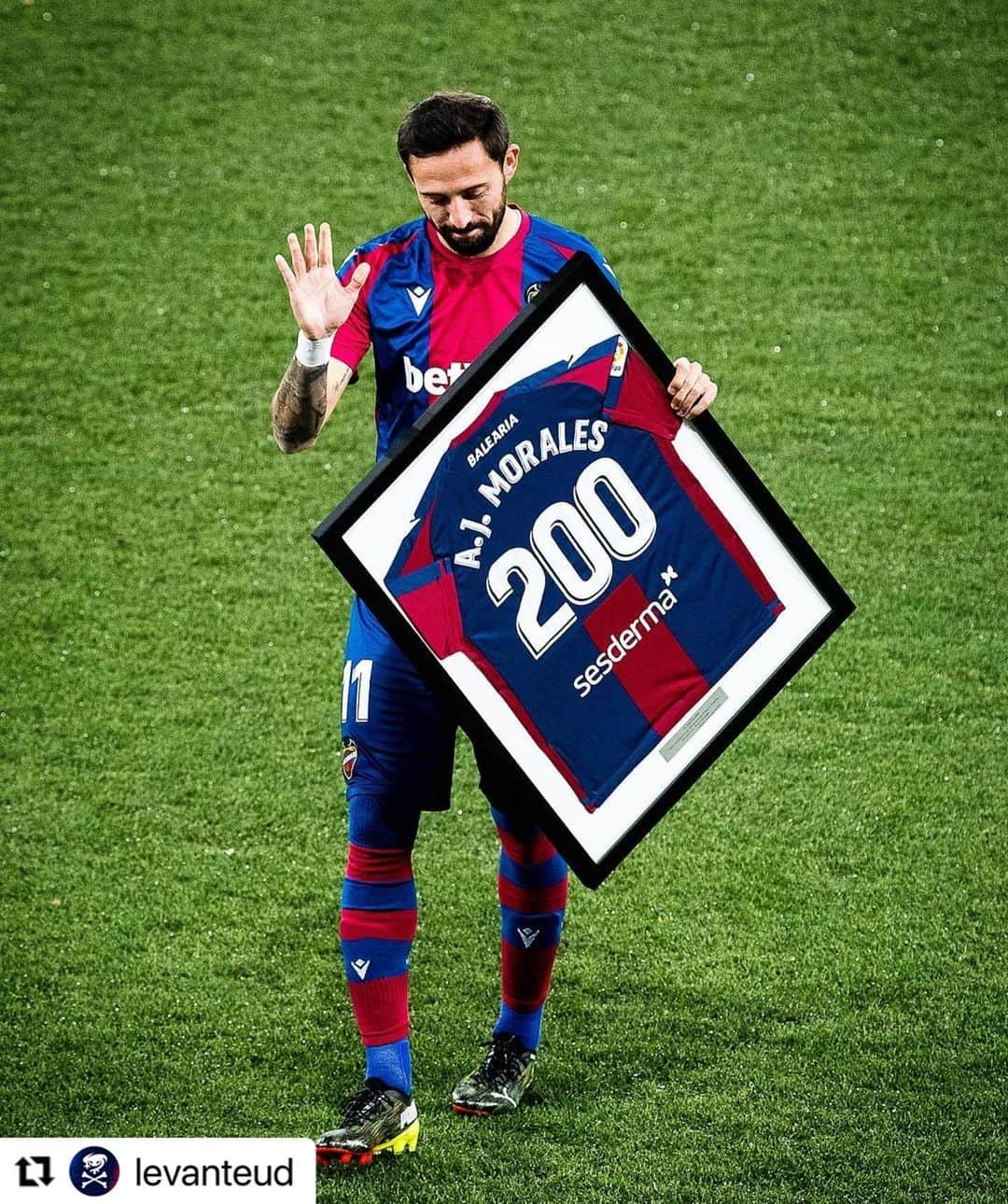 LFPさんのインスタグラム写真 - (LFPInstagram)「THE PHOTO. 📸  2️⃣0️⃣0️⃣ partidos y los que quedan, @morales19jose... 👏  #Morales #Levante #RealValladolidLevante #LaLigaSantander #LaLiga #YouHaveToLiveIt #HayQueVivirla」1月23日 6時01分 - laliga