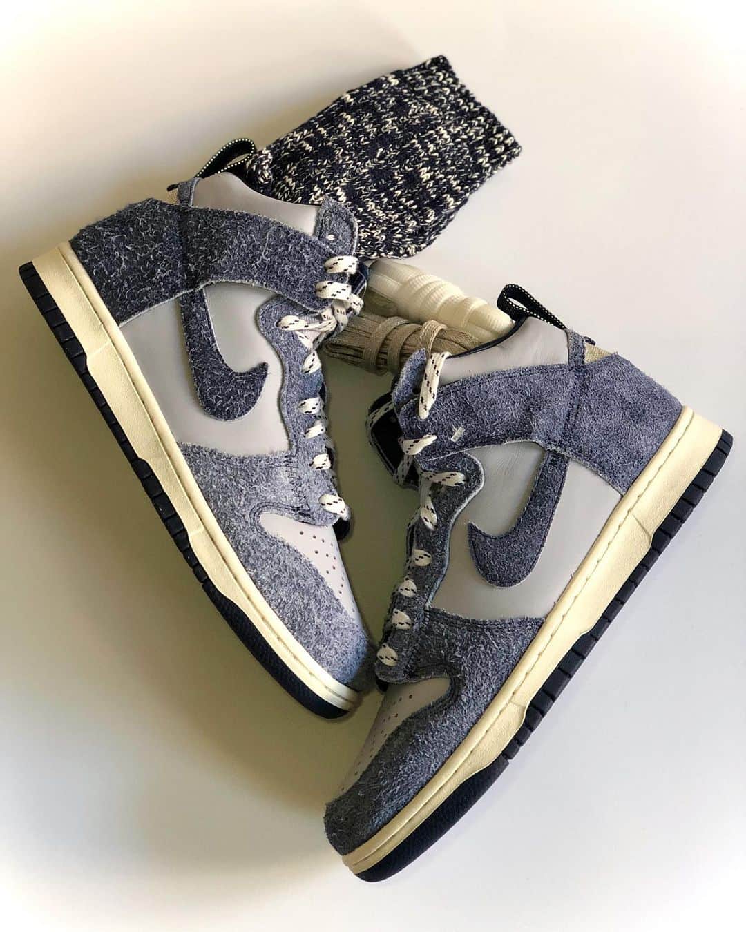 Mr. Tyさんのインスタグラム写真 - (Mr. TyInstagram)「I told myself that I wasn’t going to get caught up in this new Dunk resurgence, but these @notre Dunks had to come home. Nappy suede is always a good touch 👌🏾.  #ijustlikeshoes #igsneskercommunity #nikedunk #sneakerfreakerofficial #complexkicks #notre #klekttakeover #crepecity #kicksonfire #chicago #theshoegame #hskicks #sneakerfreak #shoeporn #kickstagram #sneakerplaats #shoutmysneakz」1月23日 6時02分 - regularolty
