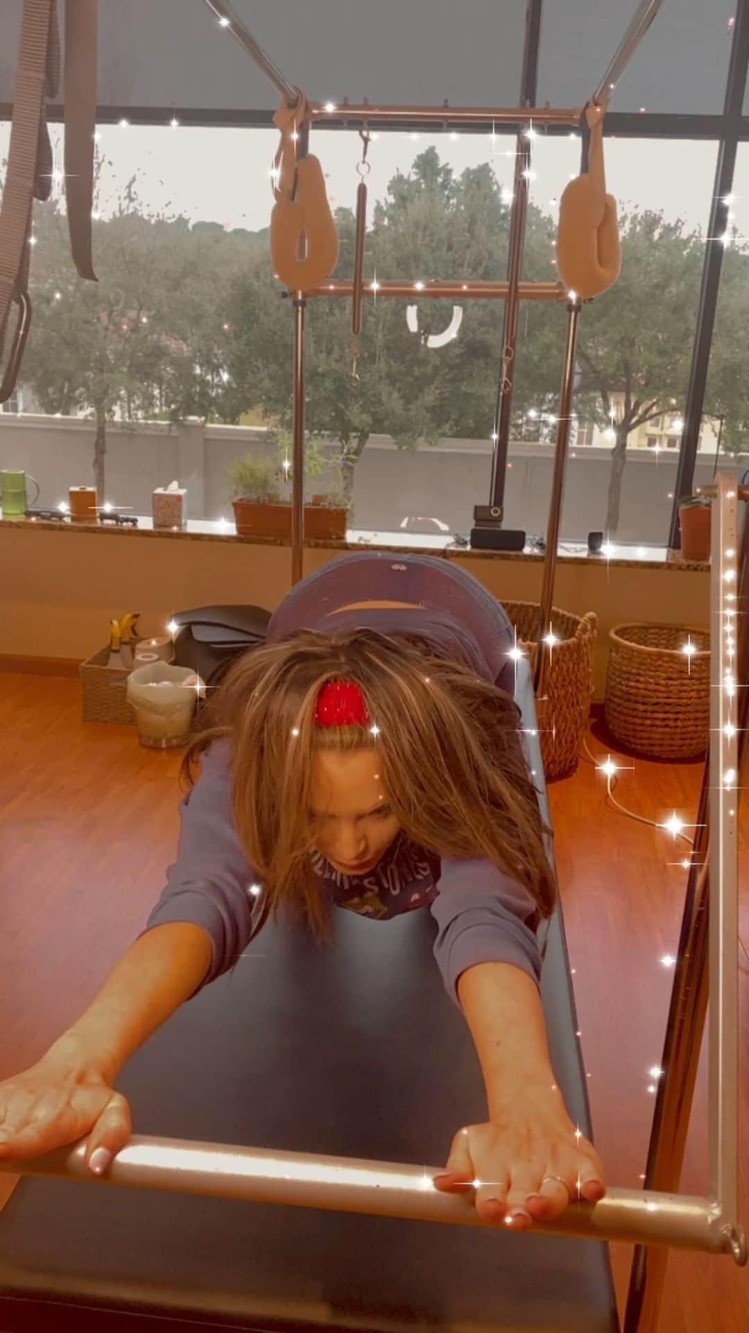 アンナ・ハウスのインスタグラム：「Cat 🐱 Stretch on the Cadillac @bodybalanceinstitute Meow ❤️ #pilatesonthecadillac」