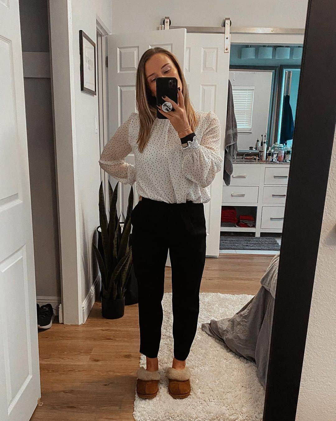 ブリジェット・スローンのインスタグラム：「Business Casual 🙃」