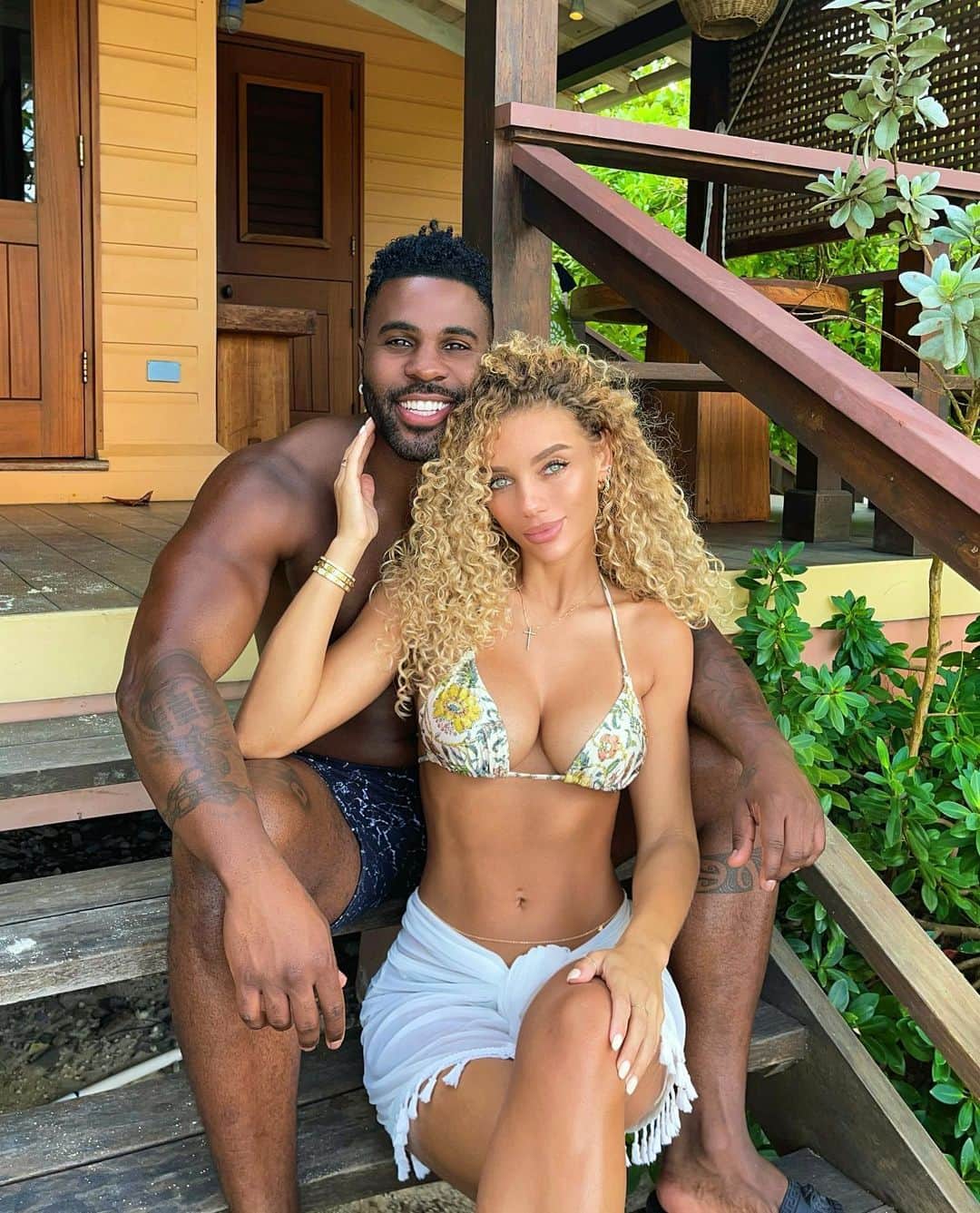 Jena Frumesのインスタグラム：「Babyyyyyy you are literally a dream come true! I love loving you! My better half, best friend, missing puzzle piece, protector, happiness and my motivation. You are such an extraordinary human 💛 I LOVEEEEE you to infinity @jasonderulo & although I can’t stand when you get crumbs in the bed & never put the lids back on things😩 I wouldn’t change a thing about you. Happy anniversary my love✨ 1/21/20」