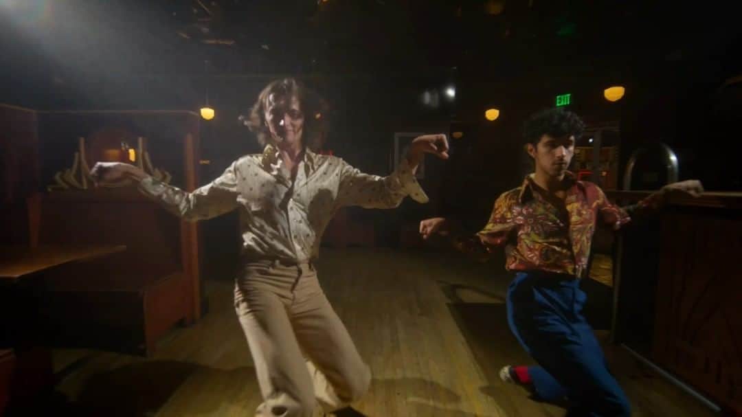 メイヤー・ホーソーンのインスタグラム：「Thank you to everyone who tuned in last night for the "Rare Changes" video premiere - it really felt like a classic MTV moment! 💗 Extended extra sexy version on YouTube - love you all  Director: @madisonshelpuk Dancers: @ericschlo & @paulmorland  DP: @btmiclette AC/Gaffer: @benwgillespie PAs: @oliviagieringer & @shelpunk Stylists: @ssierrramistt & @rinjayyy Editor: @cityoforchestras」