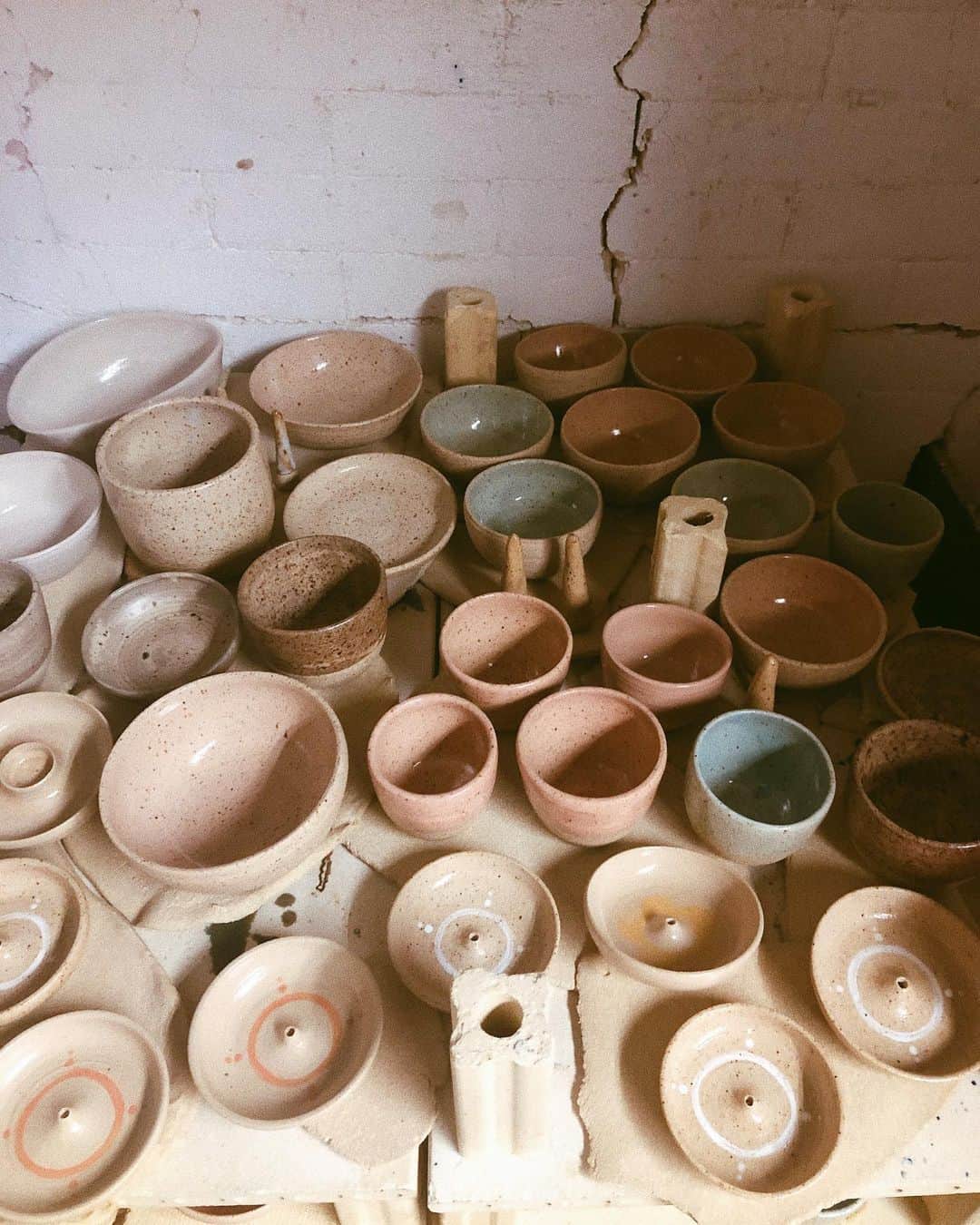 Tamikoさんのインスタグラム写真 - (TamikoInstagram)「the thrill and relief of a successful fire 🙌🏽🍶🧡 @tamikoclairestoneware #ceramics #kiln #tamikoclaire」1月23日 6時33分 - tamikokonuts