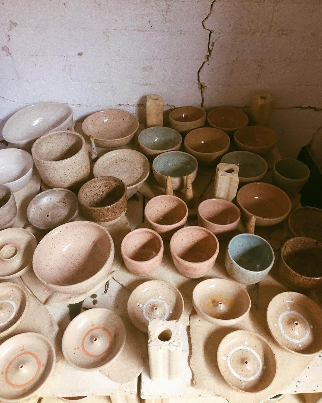 Tamikoのインスタグラム：「the thrill and relief of a successful fire 🙌🏽🍶🧡 @tamikoclairestoneware #ceramics #kiln #tamikoclaire」