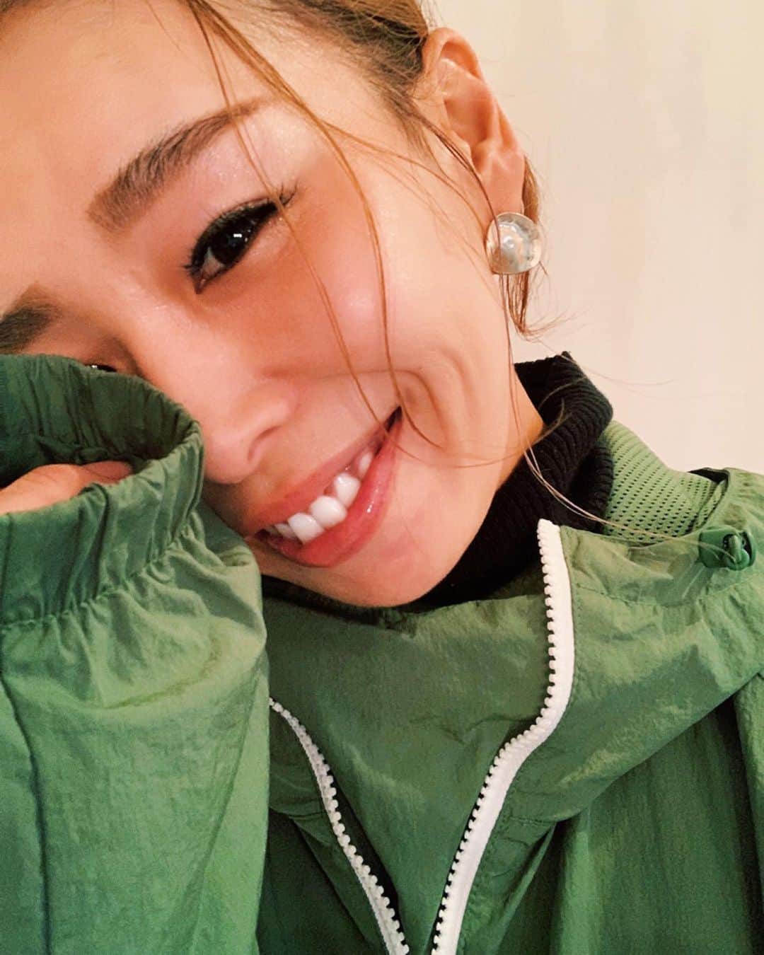 koichan familyのインスタグラム：「gm. 乾燥が気になって めちゃくちゃ水を飲むようにした。 ・ ・ そしたらお肌の 調子もなおってきてるんるん。 ・ ・ ・ #nike#uniqlo#gu#乾燥肌#乾燥肌ケア」