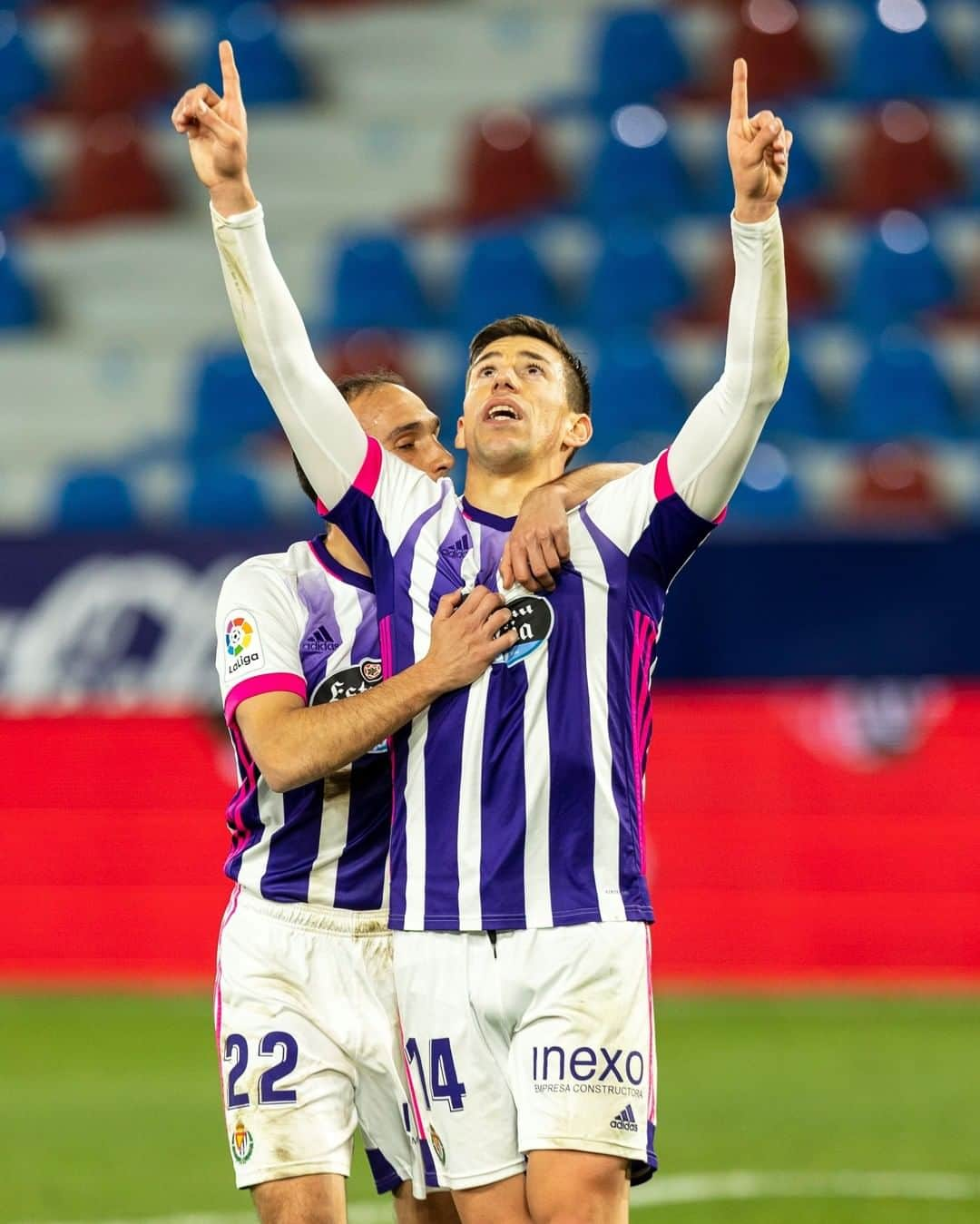 LFPさんのインスタグラム写真 - (LFPInstagram)「B E L I E V E 💜🙏💜  #Alcaraz #RealValladolid #RealValladolidLevante #LaLigaSantander #LaLiga #YouHaveToLiveIt #HayQueVivirla」1月23日 6時45分 - laliga