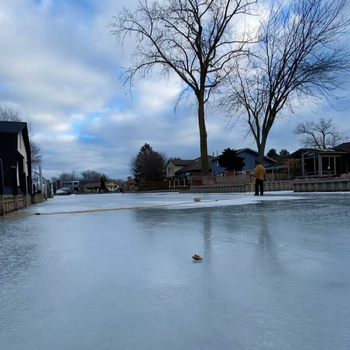 デイブ・クーリエのインスタグラム：「First great ice of the season. Looks like it’s going to be an outdoor hockey weekend. #cutitout #pondhockey #outdoorsman #icehockey #hockey #hockeylife #hockeyplayer」