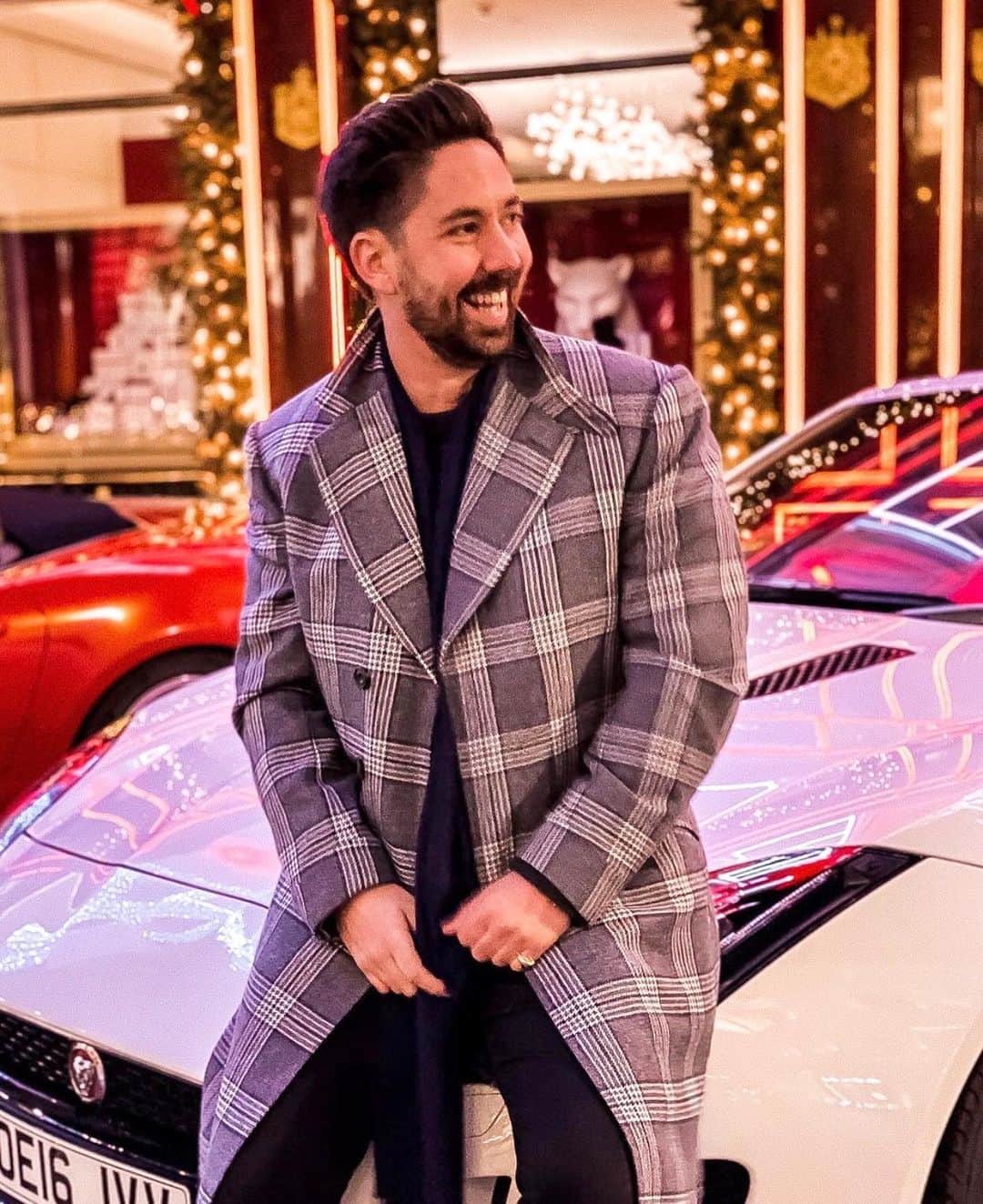 ディーゲ&スキナーのインスタグラム：「@jamesemonro wearing our grey Prince of Wales reflective check topcoat. Cloth from @wbill1846」