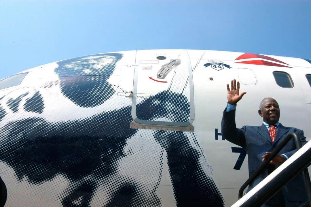 デルタ航空のインスタグラム：「Our hearts are heavy with news of the passing of our friend and hometown hero, Hank Aaron. He was unquestionably one of the best to ever step on a baseball field, but his advocacy for disadvantaged youth and voice for civil rights across Atlanta and beyond made him truly legendary.  In 2007, we proudly dedicated one of our Boeing 757 aircraft in his honor with artwork of Aaron’s historic 715th home run. Dubbed the "Hank Aaron 755", this aircraft went on to soar the skies until its retirement in 2017.  Fly on, Hammerin' Hank.」
