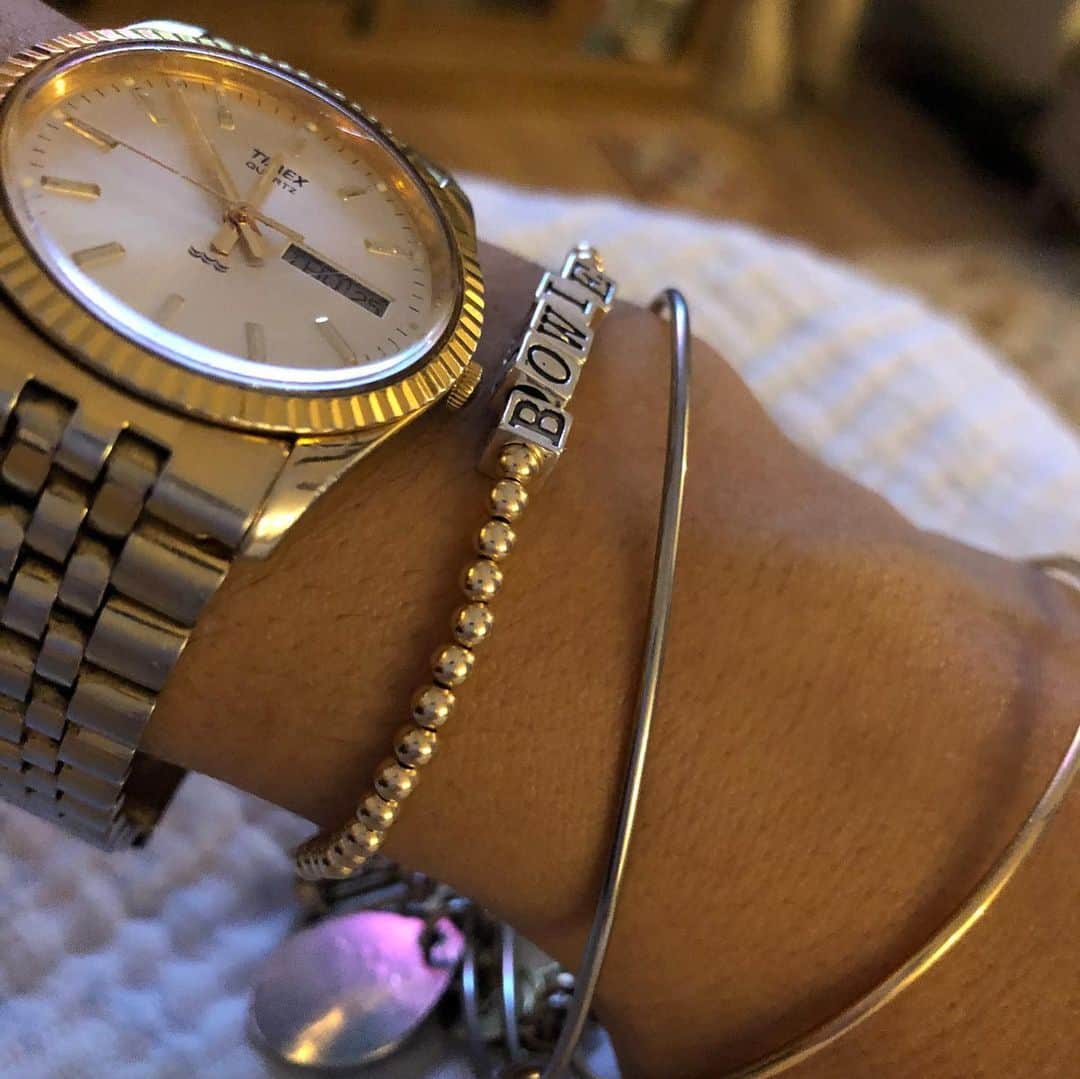 ジェシカ・ゾアのインスタグラム：「Only time will tell...but I’m pretty sure they just became bEsT fRieNdS🖤BoWie🤍ReMi🖤 how cute are these name bracelets?🤍」