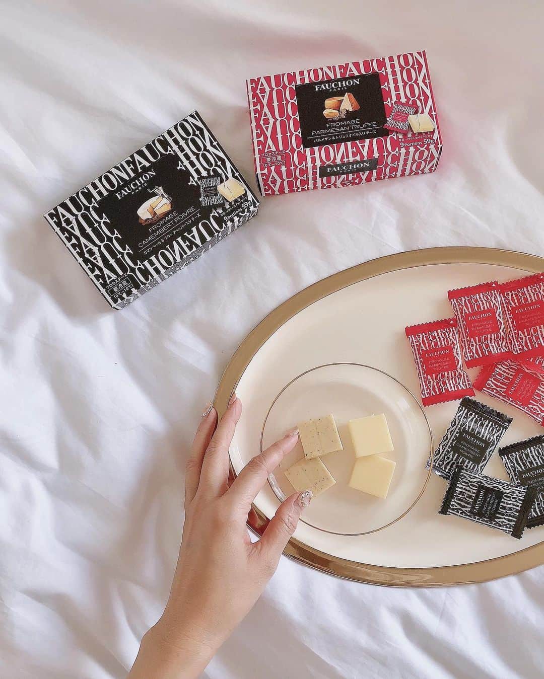 のインスタグラム：「⁑ FAUCHONのフロマージュをお家で🧀🇫🇷 @fauchon_japan @qbb_official   フォションの新製品、黒とピンクの箱が可愛い カマンベール＆ブラックペッパー入りチーズ 🖤 パルメザン＆トリュフオイル入りチーズ 💗 個包装されたチーズがそれぞれ9個入りで350円はびっくり！  家飲みにぴったりのチーズだけど🍷 私はおやつにむしゃむしゃ食べちゃう♪ 開けた時の香りもすっごく良いし、美味しいから次々に手が伸びるよ  春には大好きなフォションの「フォションホテル京都」もオープンするね、誕生日に行きたいと思ってるんだけど、どうなるかなぁ〜  #fauchon #フォション #フォションフロマージュ  #pr #フォションフロマージュ #チーズ #チーズ好き #チーズ好きな人と繋がりたい #チーズ好きにはたまらない #フロマージュ #家飲み #家飲みおつまみ #おやつ #おやつタイム #おやつの時間 #くいしんぼう #たべすたぐらむ #食べスタグラム #おうち時間 #おうちじかん #フォションホテル京都 #お家時間 #おいしいもの #美味しいもの」