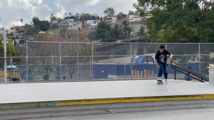 ジェニファー・ソトのインスタグラム：「Fun with friends 🤩 w/ @mannysantiago ❤️ #skateboardingisfun #skateeveryday #skatewitbfriends」