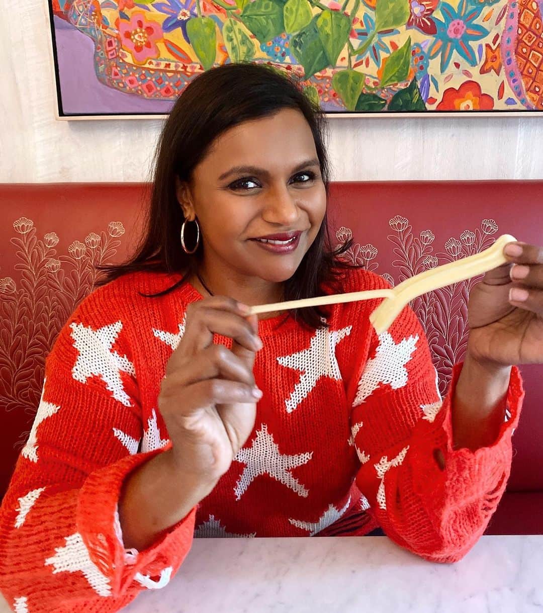 ミンディ・カリングのインスタグラム：「Of all my kid’s snacks that I eat when she’s not around, my hands down favorite is her string cheese. Literally no reason an adult needs to be eating this.」