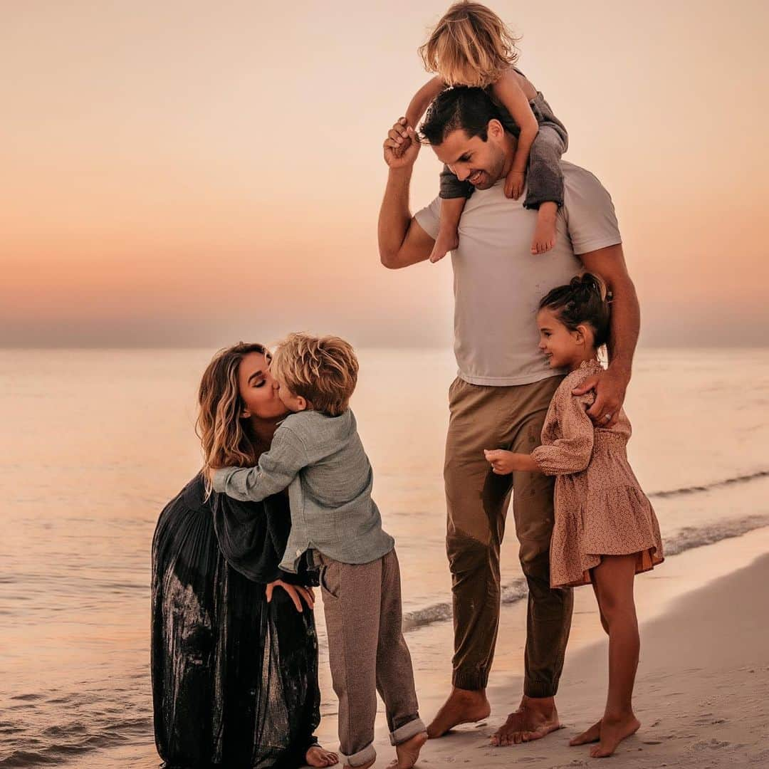 Jessie Jamesさんのインスタグラム写真 - (Jessie JamesInstagram)「This Is one of my favorite shots from the beach photo shoot we did because no one asked Bubby to kiss me for the picture, he just did it on his own in the middle of taking family pix on our beach walk.  Look at his little tippy toes! One day it will be me on my tippy toes reaching to give him a hug and kiss! ✨」1月23日 7時15分 - jessiejamesdecker