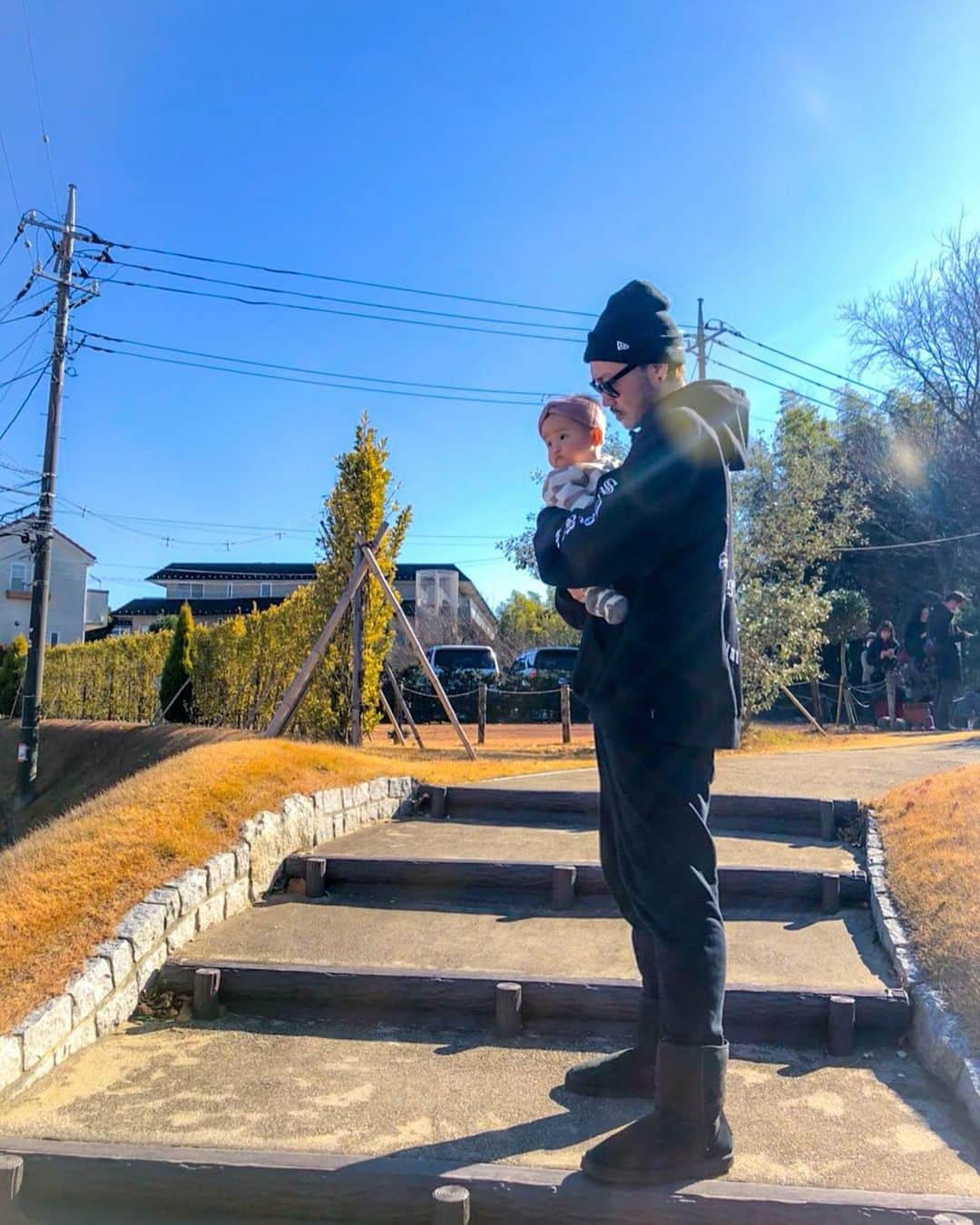遠山雄也のインスタグラム：「#RELAXX . . はい、おはよう😃 今日も元気にサロンワーク✂︎ . . 丘の上 . 🌲👶🏻😎🌲 . . #生後219日 #女の子ベビー #パパと娘 . . . . #育児記録 #子供のいる暮らし . . #遠山雄也 #ヘアメイク . . ✂︎✂︎✂︎✂︎✂︎✂︎✂︎✂︎✂︎✂︎ RELAXXではスタッフを募集しています ✂︎✂︎✂︎✂︎✂︎✂︎✂︎✂︎✂︎✂︎ #美容師募集 #スタイリスト募集 #アシスタント募集 #ヘアメイク募集 #ネイリスト募集」