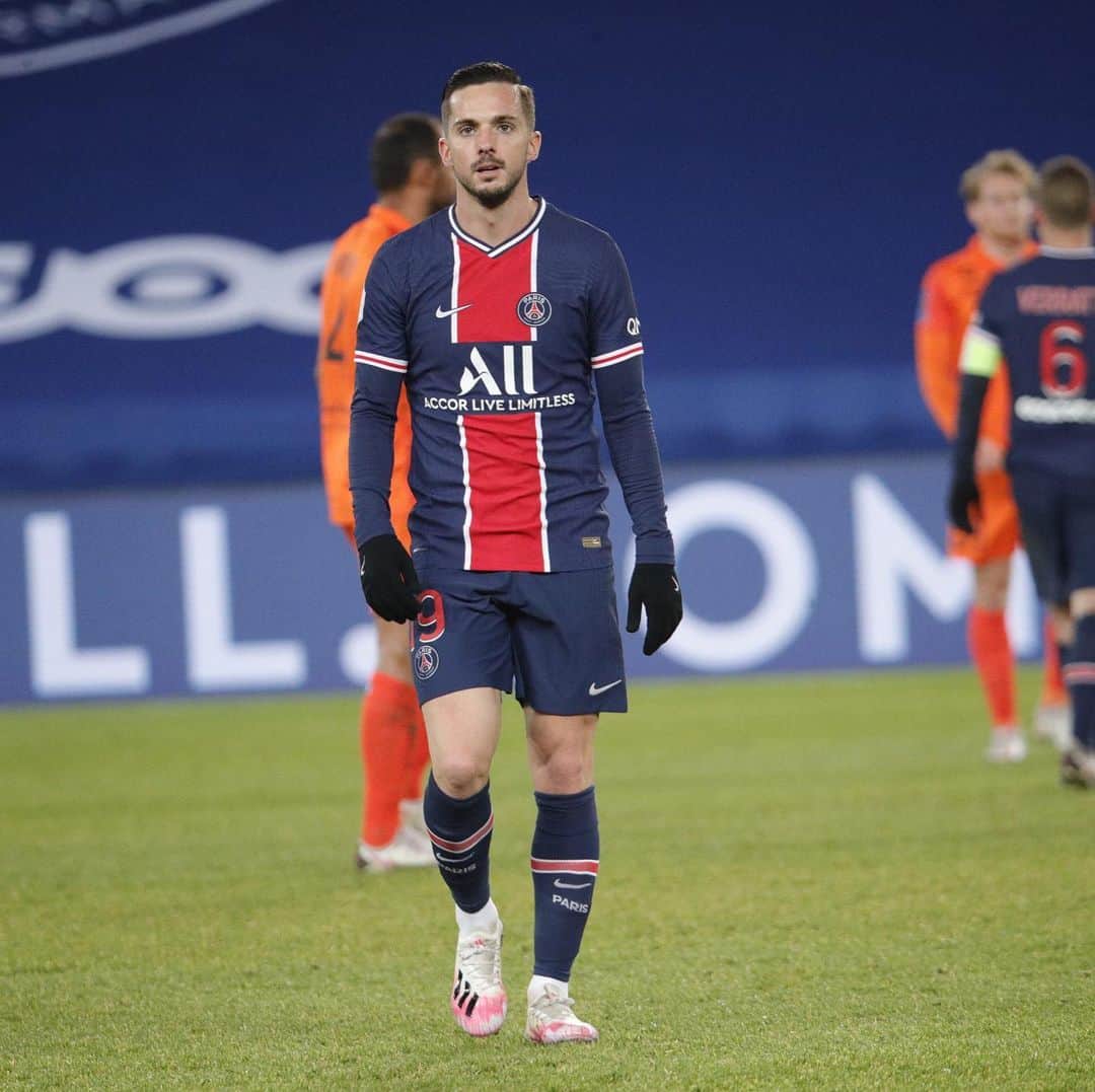 パブロ・サラビアのインスタグラム：「🇫🇷 Nouvelle victoire à domicile +3️⃣ 🏟 On continue comme ça 💪 🔴🔵  🇪🇸 Nueva victoria en casa +3️⃣ 🏟 Seguimos equipo 💪🔴🔵  #paris #psg #icicestparis #allezparis #ligue1 #ps19」
