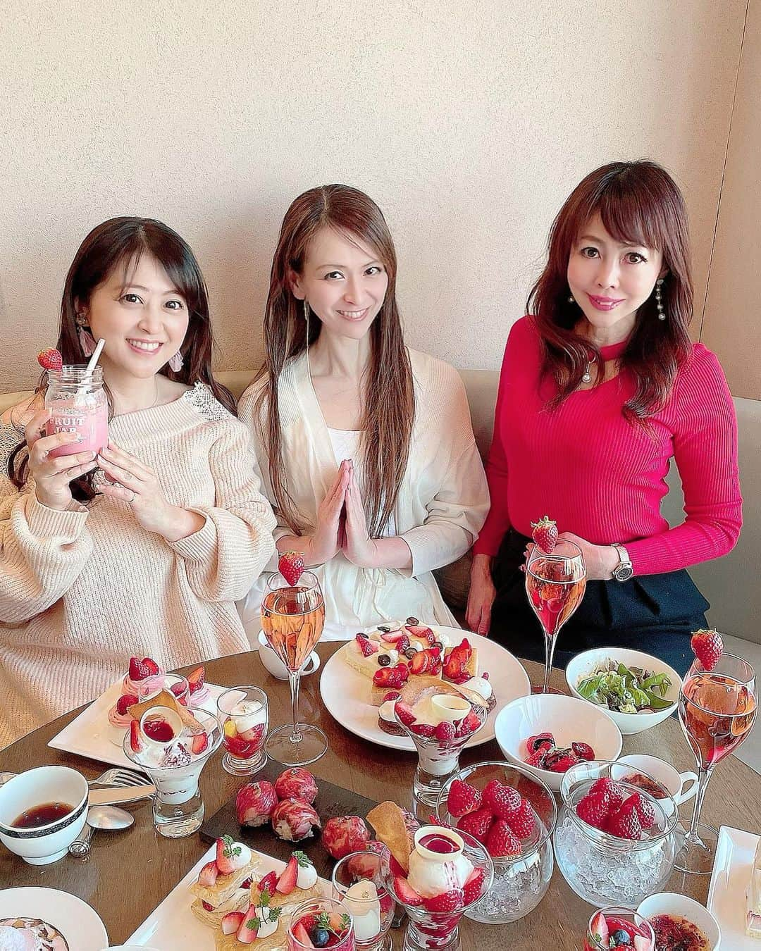 里井真由美さんのインスタグラム写真 - (里井真由美Instagram)「最上階28階で いちごづくし🍓🍓❗️ 横浜ベイシェラトン 「ベイ・ビュー」で 1/13からいちごビュッフェが開催中でございます〜 @sheratonyokohama   座ったまんま、アプリでオーダー♡ 安心安全 で おいしく楽しめます♪  90分間 好きなだけ いちごスイーツが頂けますよ🍓☺️🍓 もちろん サラダやバーガー、スープ、肉寿司などお食事系もあります！  いちごモンブランも入刀して参りました〜  →3枚め動画)いちごパフェは、目の前で温かい いちごソースをかけて頂き、ホワイトチョコレートがとろける瞬間は、動画チャンスですよテンション上がるん⤴️🍓💓  いちごショート、いちごミルフィーユ、いちごシュー、いちご大福、いちごクレープ、いちごピザ、 全種楽しんできました  フレッシュな苺もお好きなだけ頂けますし、いちごスムージーやドリンクもおいしいです〜  お料理は全てお席まで運んで下さるので、並ぶ事なく心地良く頂けます。  28階からのビューも楽しみながら、 おいしく楽しいひとときが過ごせます♡  ご予約なさってくださいね 🔻 https://restaurant.ikyu.com/sd/101115/plan11402220/  。。。  ■ 場所 横浜ベイシェラトン ホテル＆タワーズ 28階 スカイラウンジ「ベイ・ビュー」  ■ 期間 2021年1月13日（水）～ 3月31日（水）  ■ 時間 15:00～17:00（LO16:30）  ■ 料金 1人5,500円 お子様3,850円、土日祝5,700円 お子様4,000円（サービス料・税金込／お子様 4才～12才）  。。。  Thank you for inviting me @sheratonyokohama   。。。  皆さま 楽しい週末を〜☺️♥️  #横浜ベイシェラトンホテルアンドタワーズ #横浜#yokohamabay#sheraton #yokohamabaysheraton  #いちごビュッフェ#ホテルビュッフェ #ベイビュー#ホテルスイーツ#いちご  #モンブランの世界#栗#和栗#栗スイーツ#モンブラン#里井真由美#里井ワグリーナ真由美#ワグリーナ#ワグリーナ真由美#japan#mayumisatoi#アフタヌーンティー#零食#さといいね#스위트#ありが糖運動#まゆログ#フードジャーナリスト里井真由美」1月23日 7時29分 - mayumi.satoi