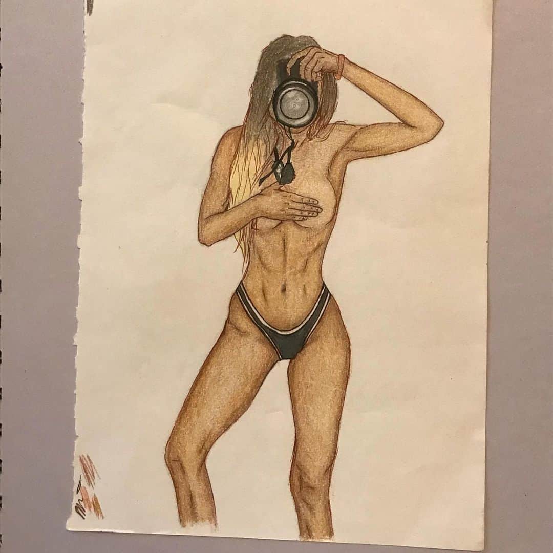 Elisabeth Riouxさんのインスタグラム写真 - (Elisabeth RiouxInstagram)「I’m so amazed about all the talents out here & I’m so grateful that people use their talents to give a smile on my face, honestly it makes me so so so happy whenever I see your art 🖼 it can be drawings, photo edits, video edits etc I save everything I’m serious and sometimes I go look at them and I remember why I’m doing all this ✨ i love you so so so much to all my talented girls out here 🌹 thank you for all the support & thank you for being amazing 🌿 ps: i got so many more but unfortunately there was just a space for 10 on the swipe so I picked them randomly cause I couldn’t choose myself 😭」1月23日 7時30分 - elisabethrioux