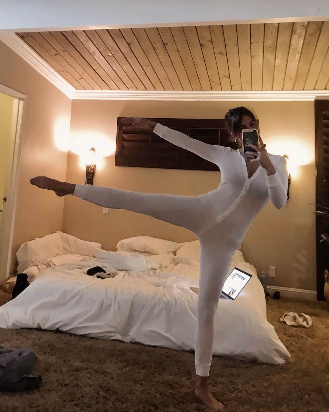 ストーミ・ヘンレイのインスタグラム：「Is this what the kiddies are calling a “thirst trap”? Yes or no」