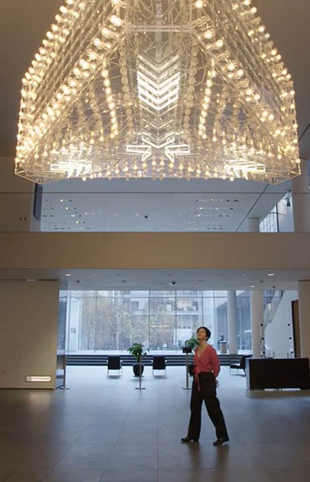 ニューヨーク近代美術館のインスタグラム：「Guest specialist @alainaboukedes talks about the “unpredictability” of her favorite piece in the Museum, #PhilippeParreno’s multimedia installation Echo: "The friendly ghost of MoMA's lobby" is "always talking, she’s always interacting...she’s never the same.”  Explore the #MoMACollection work by work as we release a new #UNIQLOArtSpeaks video each Friday, and experience "Echo" in our lobby.  @uniqlousa USA is MoMA’s proud partner of #ArtForAll  Correction: “Echo” was created in 2019. A title card in this video cites the date as 1957.」